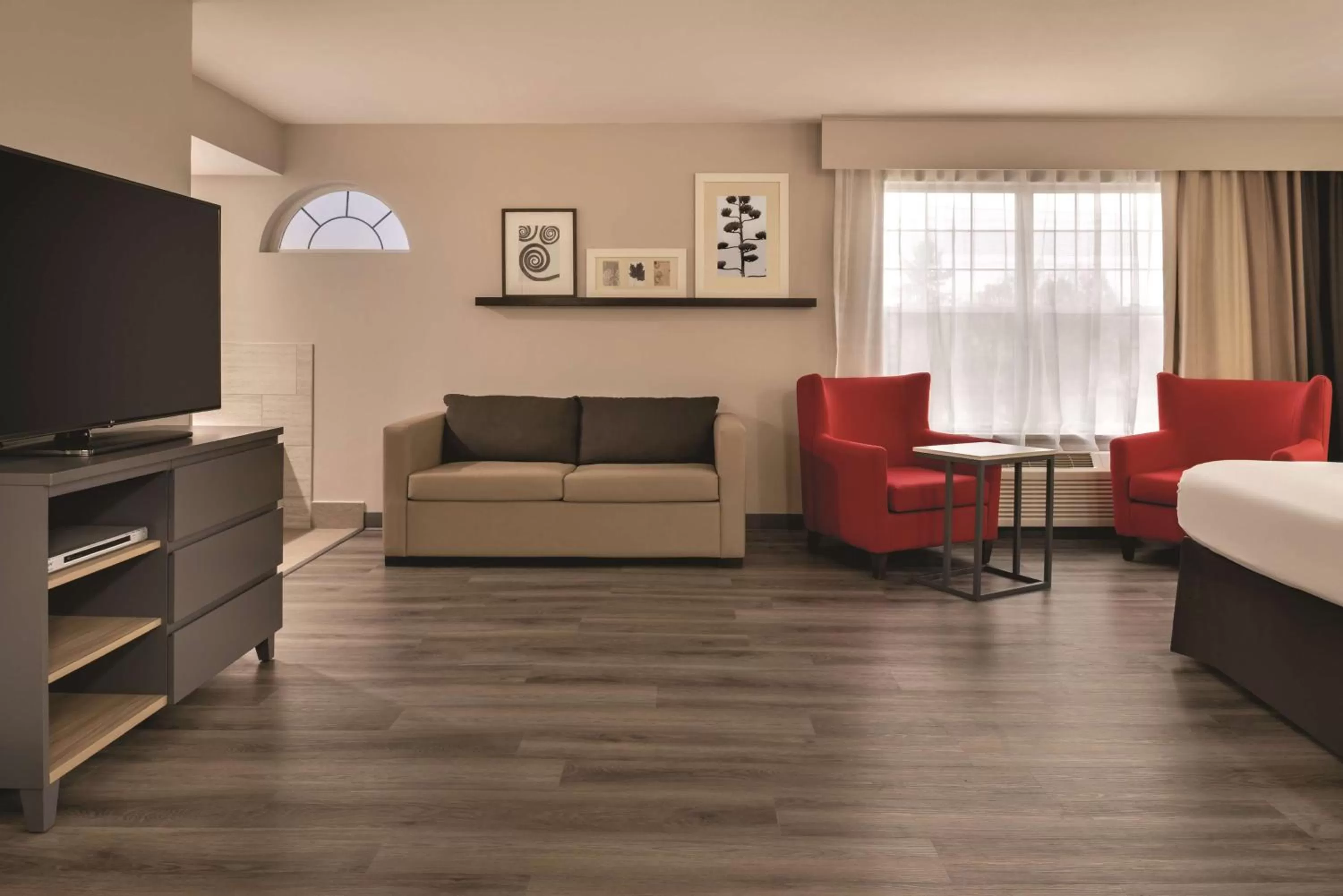 One-Bedroom King Suite - Non-Smoking in Country Inn & Suites by Radisson, Cedar Falls, IA