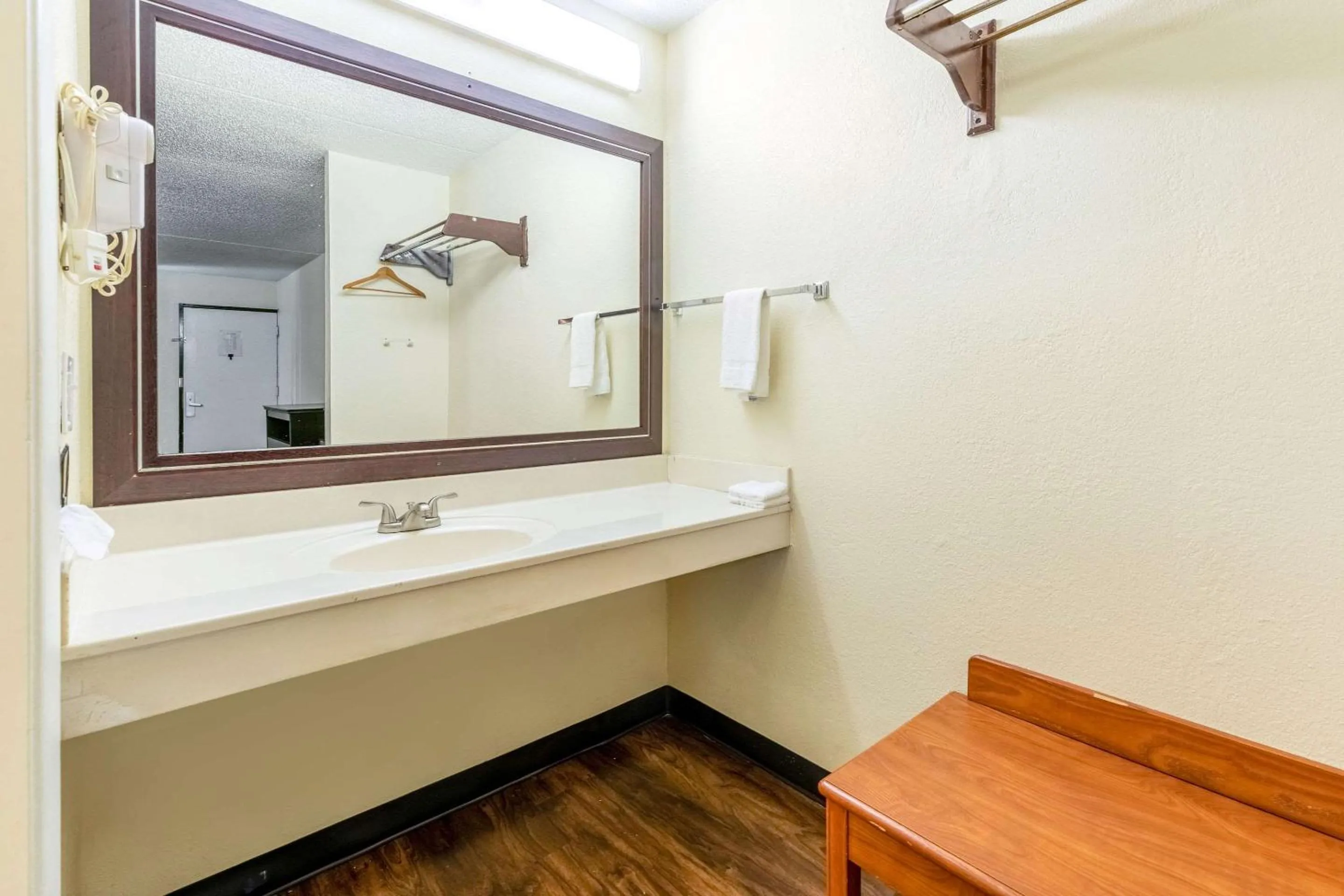 Bathroom in Econo Lodge Knoxville West - Turkey Creek