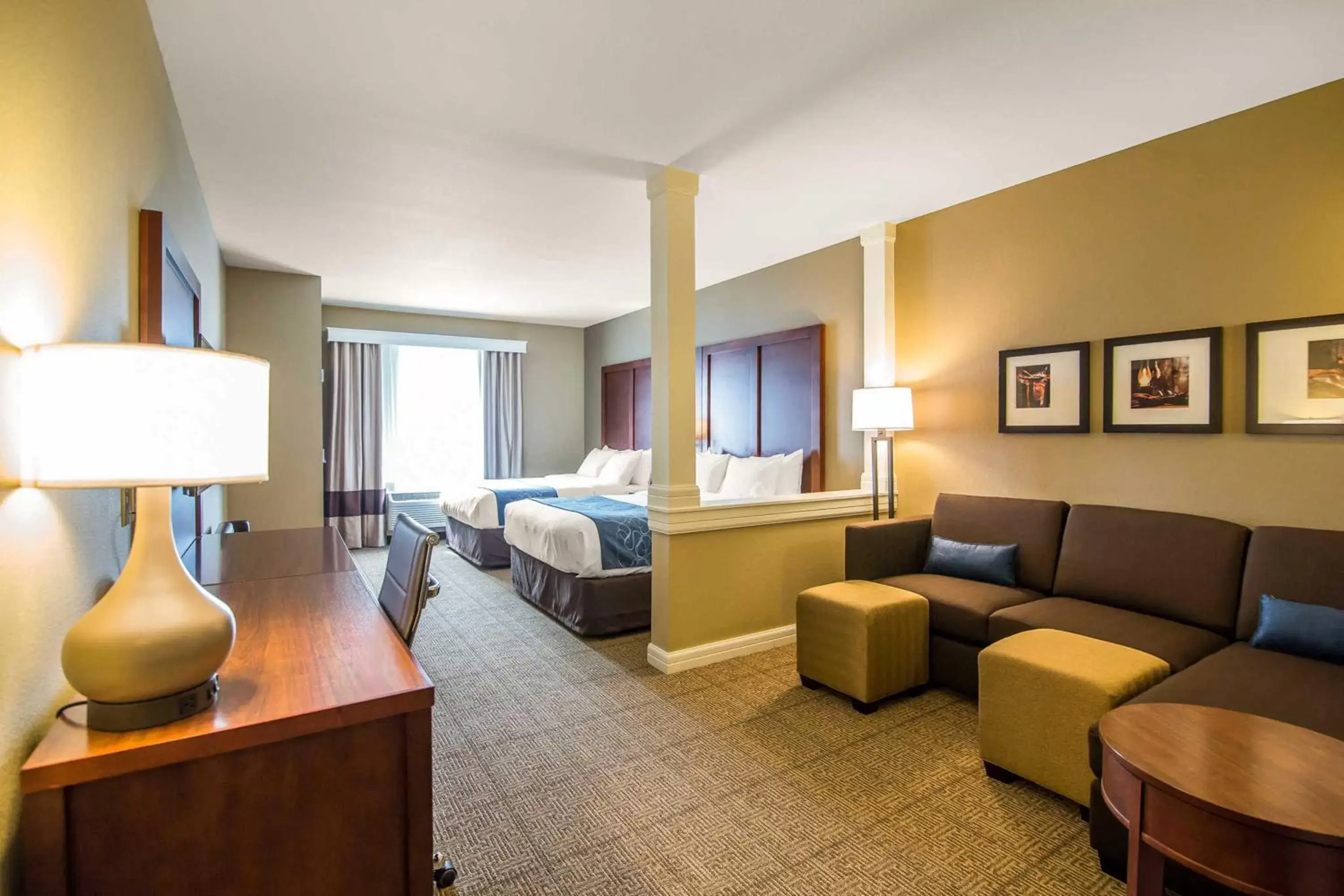 Bedroom, Seating Area in Comfort Suites - Dodge City