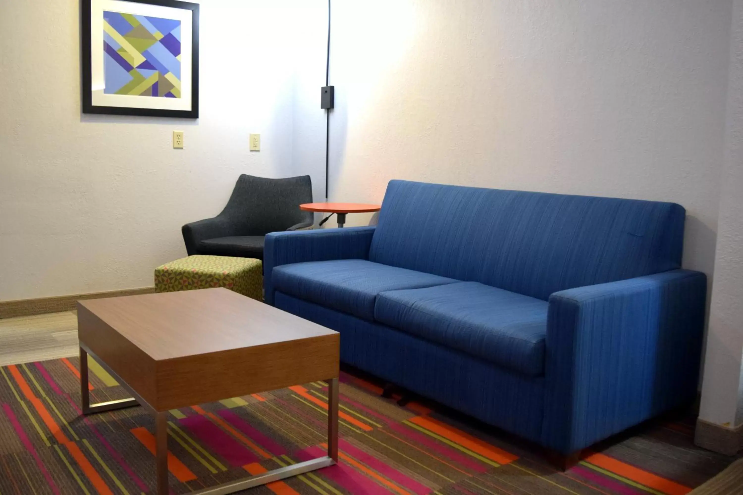 Photo of the whole room, Seating Area in Holiday Inn Express & Suites Batesville, an IHG Hotel