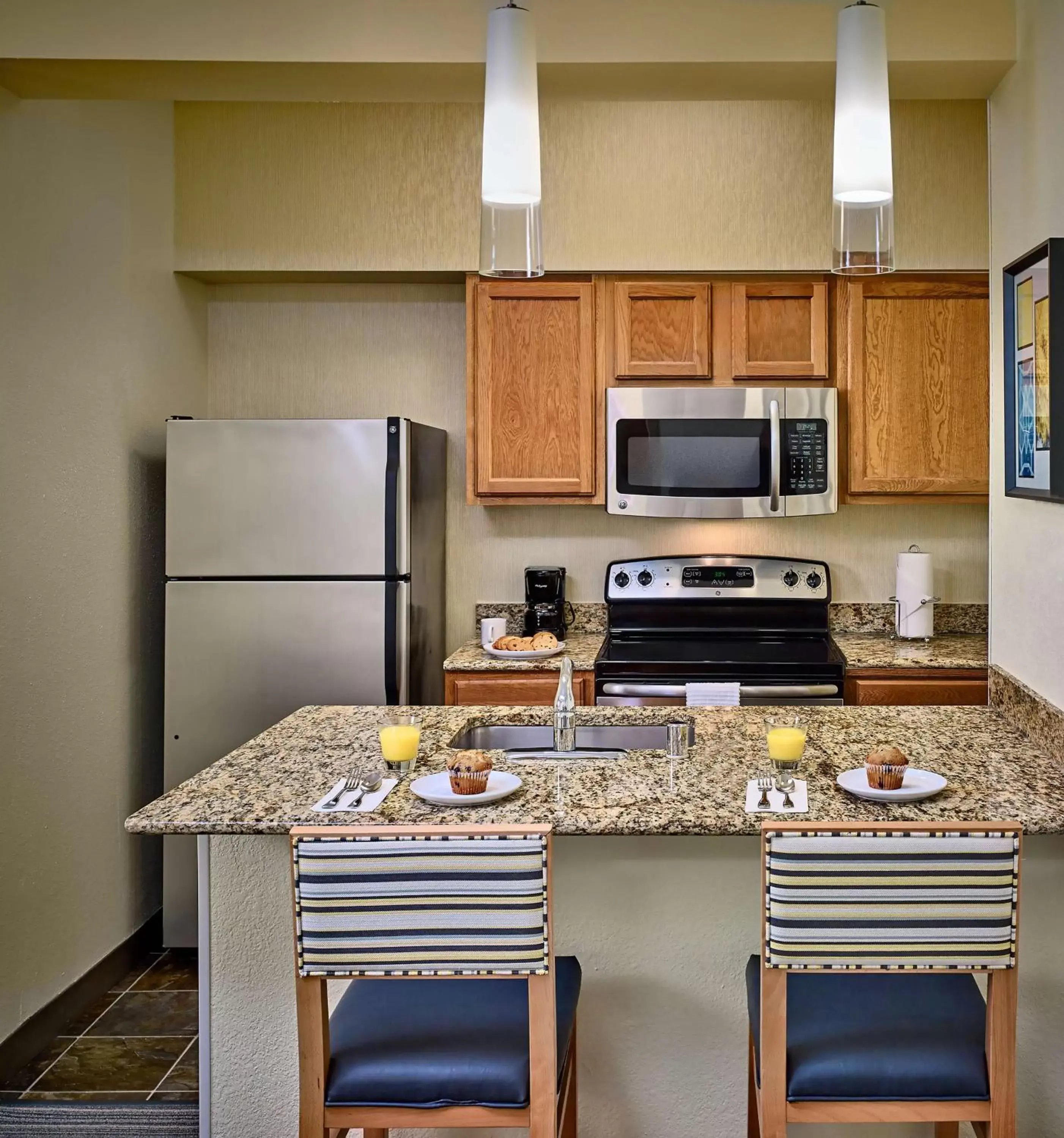 Photo of the whole room, Kitchen/Kitchenette in Sonesta ES Suites Memphis