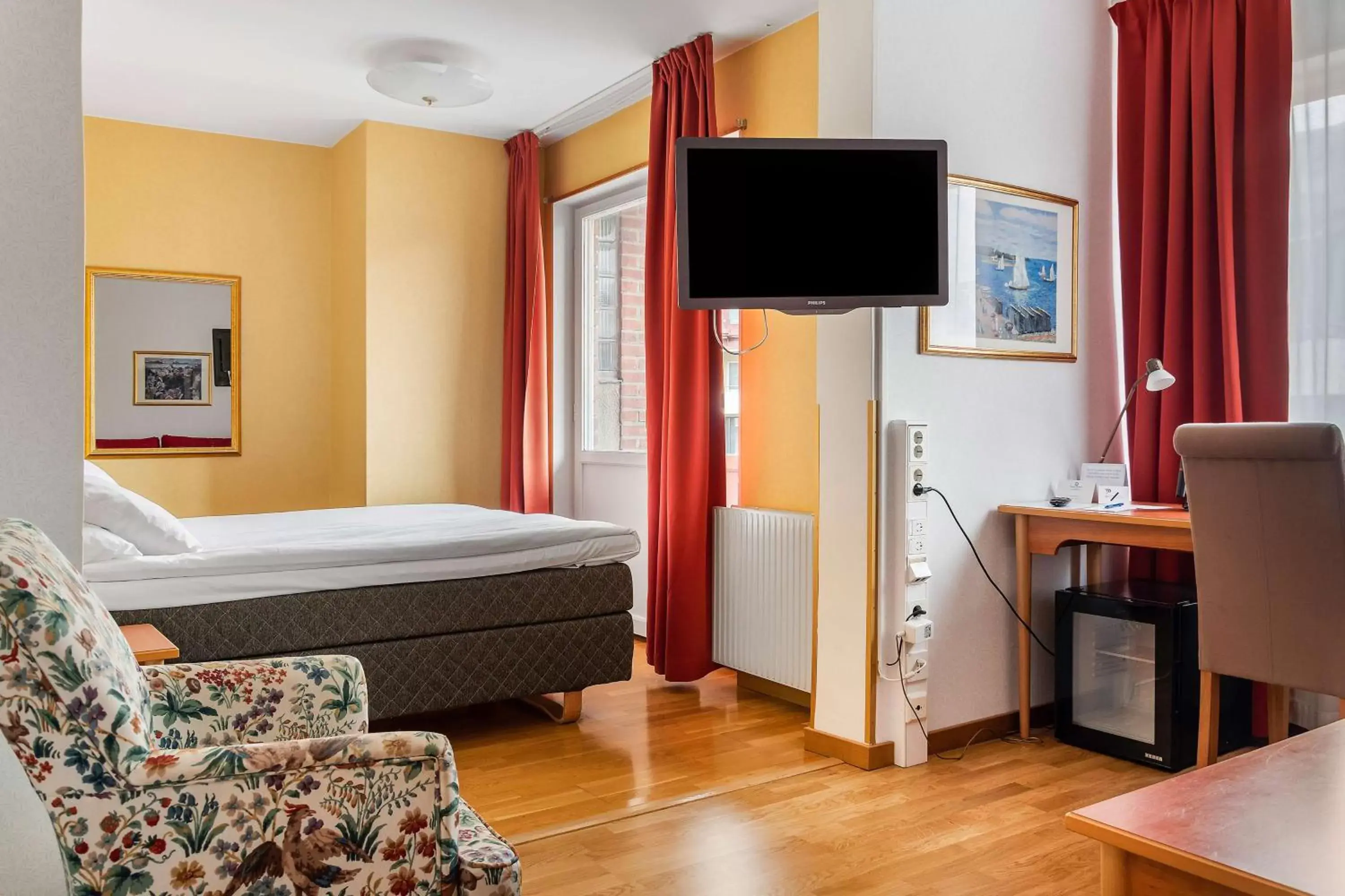 Bedroom, TV/Entertainment Center in Sure Hotel by Best Western Esplanade