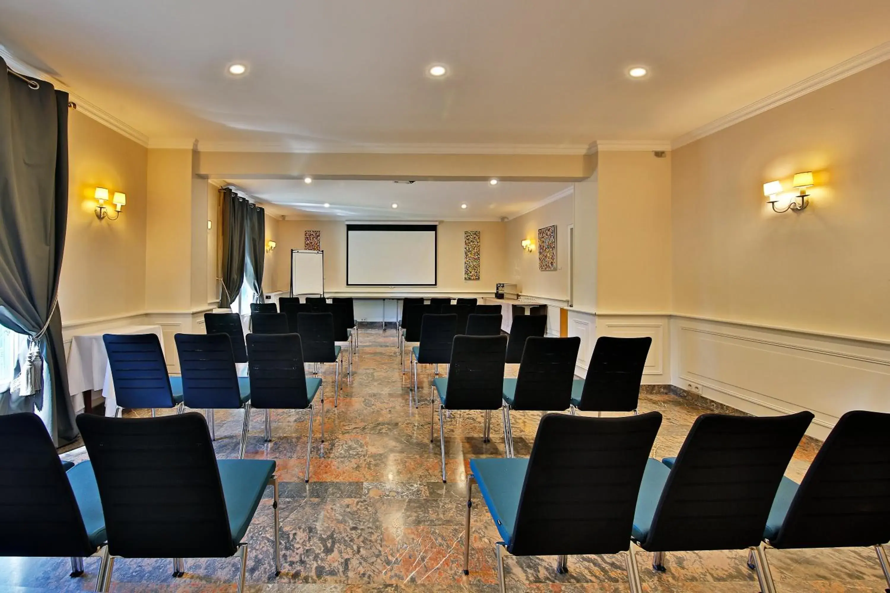 Meeting/conference room in Le Pigonnet - Esprit de France