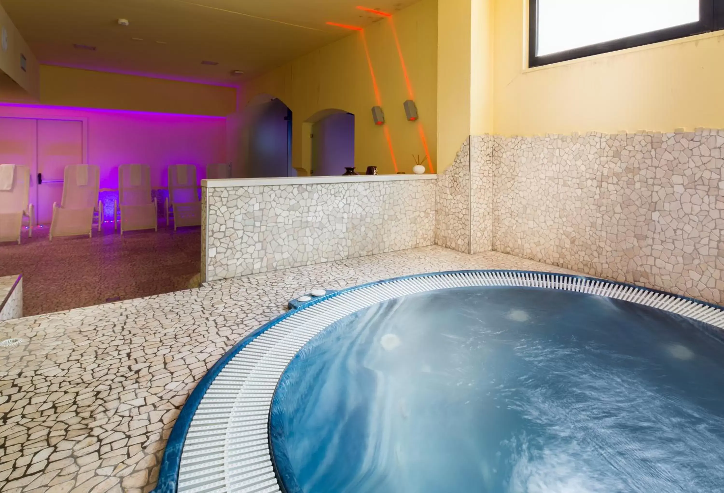 Hot Tub, Swimming Pool in Art & Hotel Aeroporto