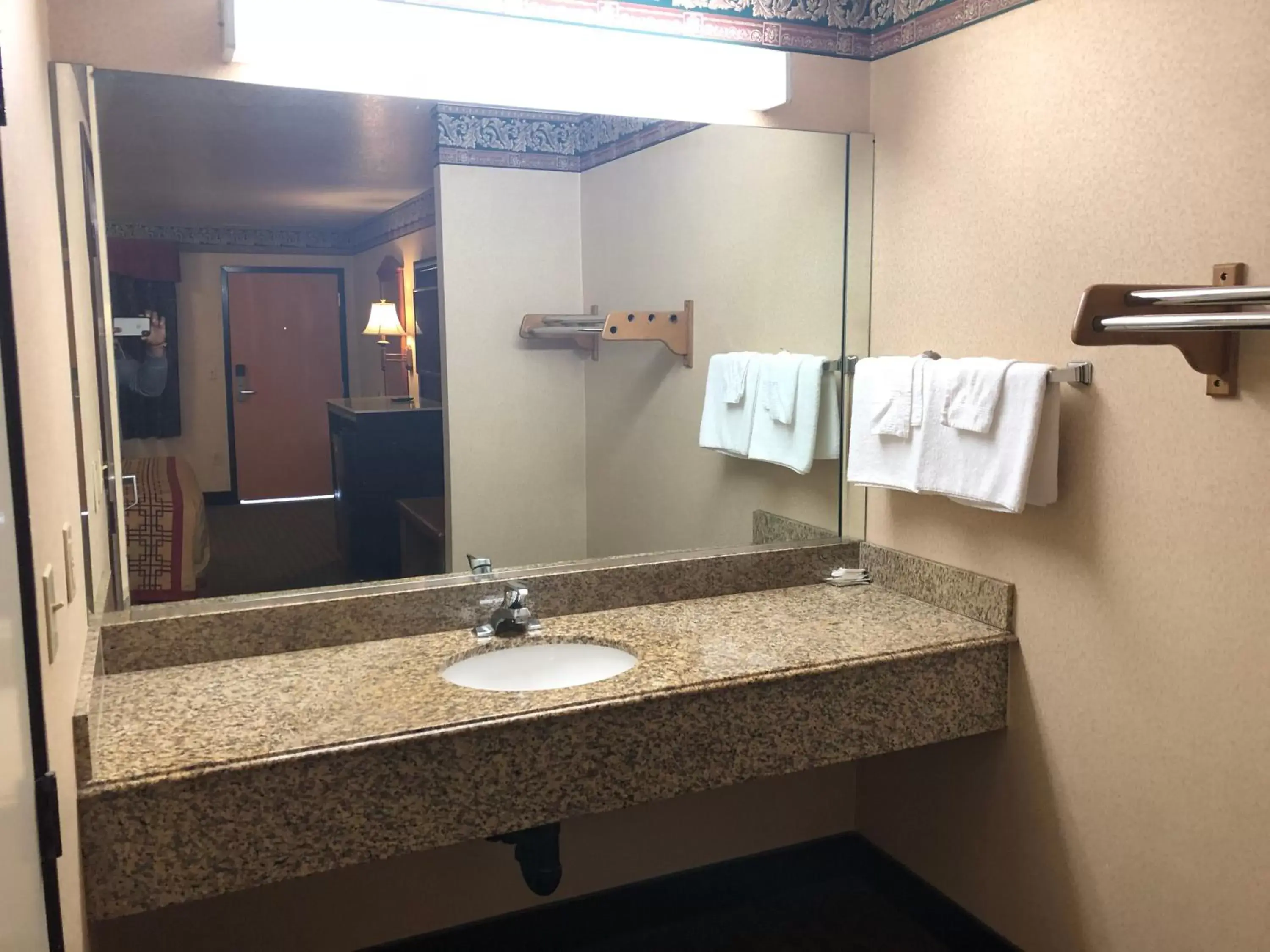 Area and facilities, Bathroom in La Mirage Inn LAX Airport