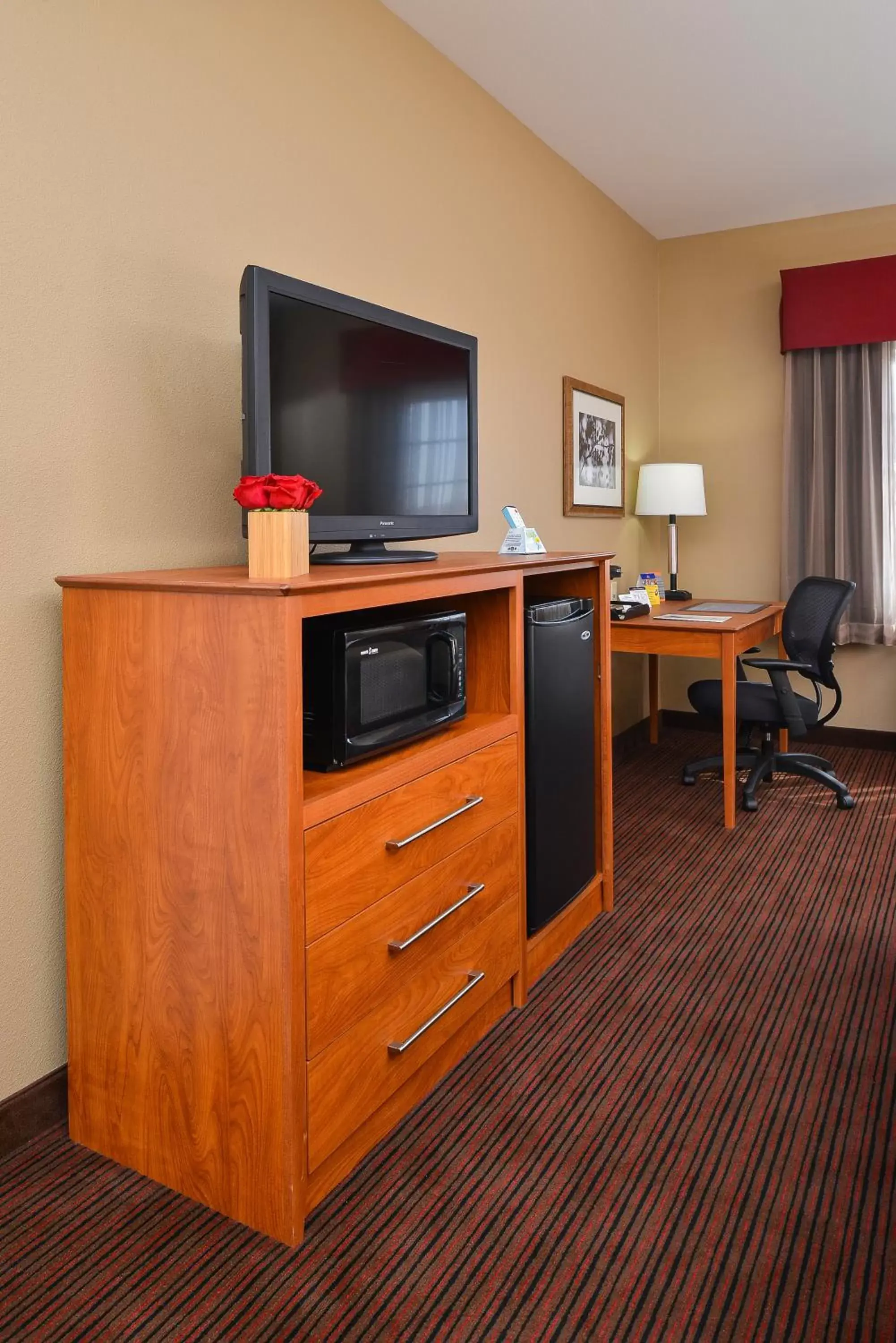 TV and multimedia, TV/Entertainment Center in SureStay Hotel by Best Western Blackwell