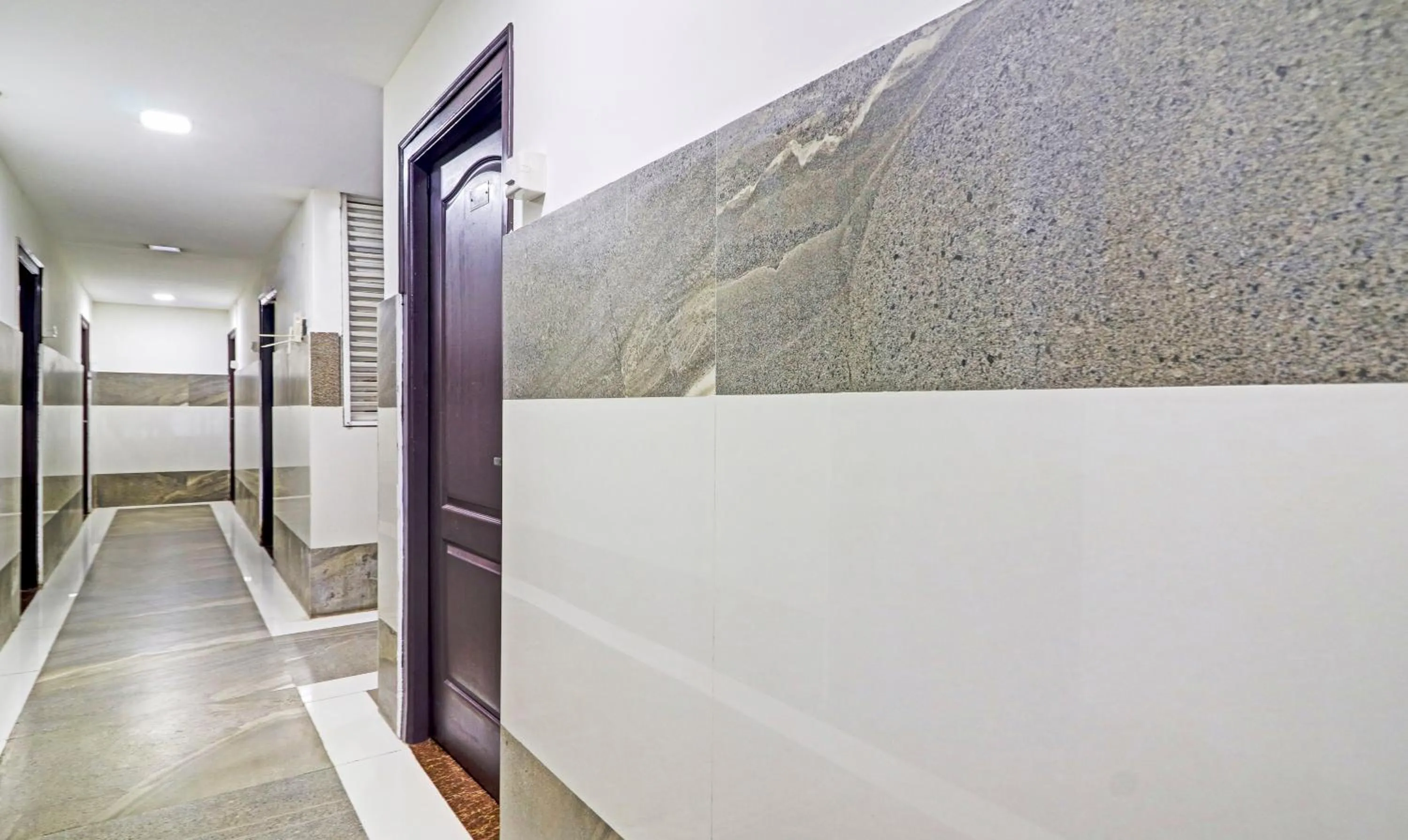 OYO 10595 Hotel Mirras