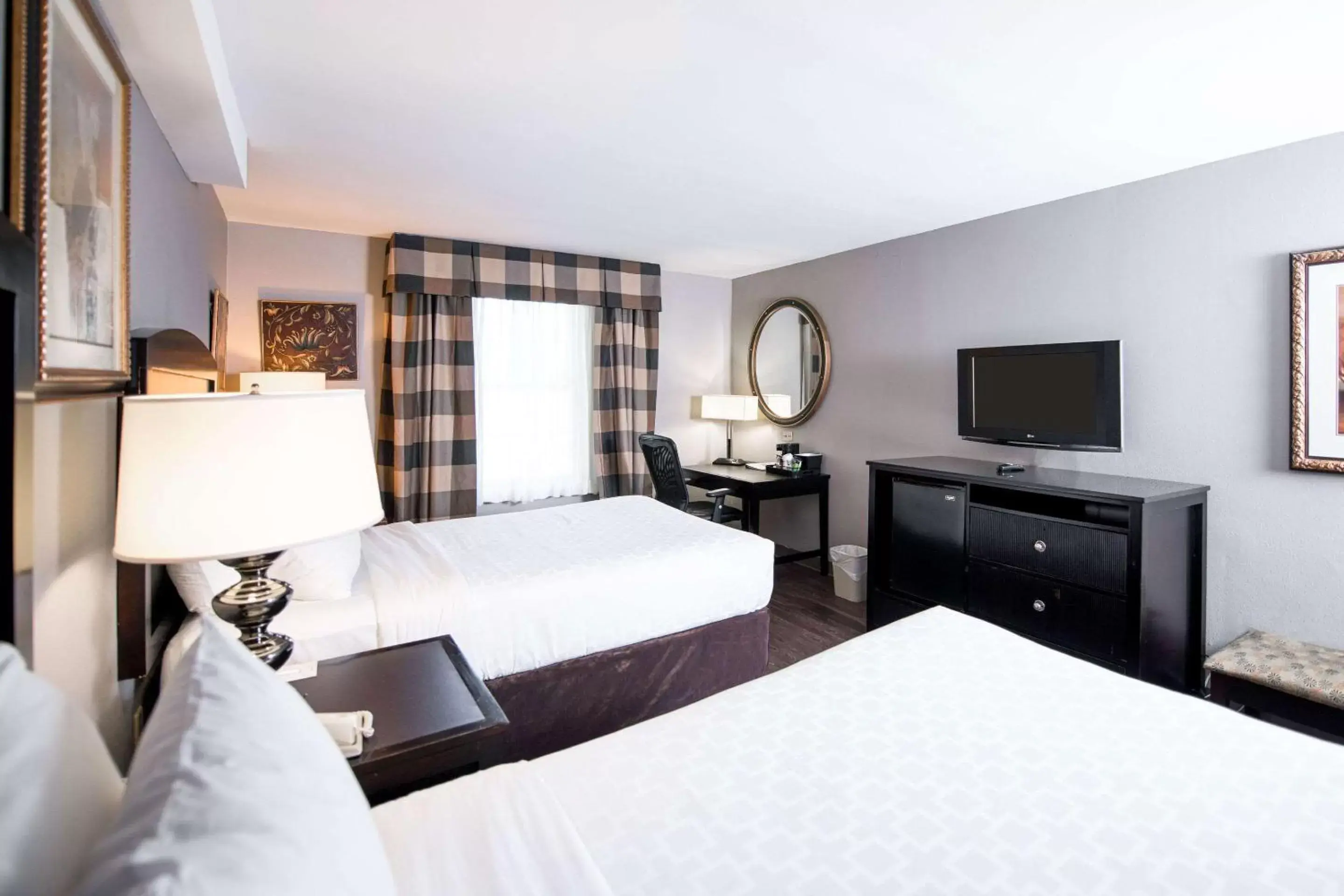 Photo of the whole room, Bed in Clarion Hotel & Conference Center Leesburg