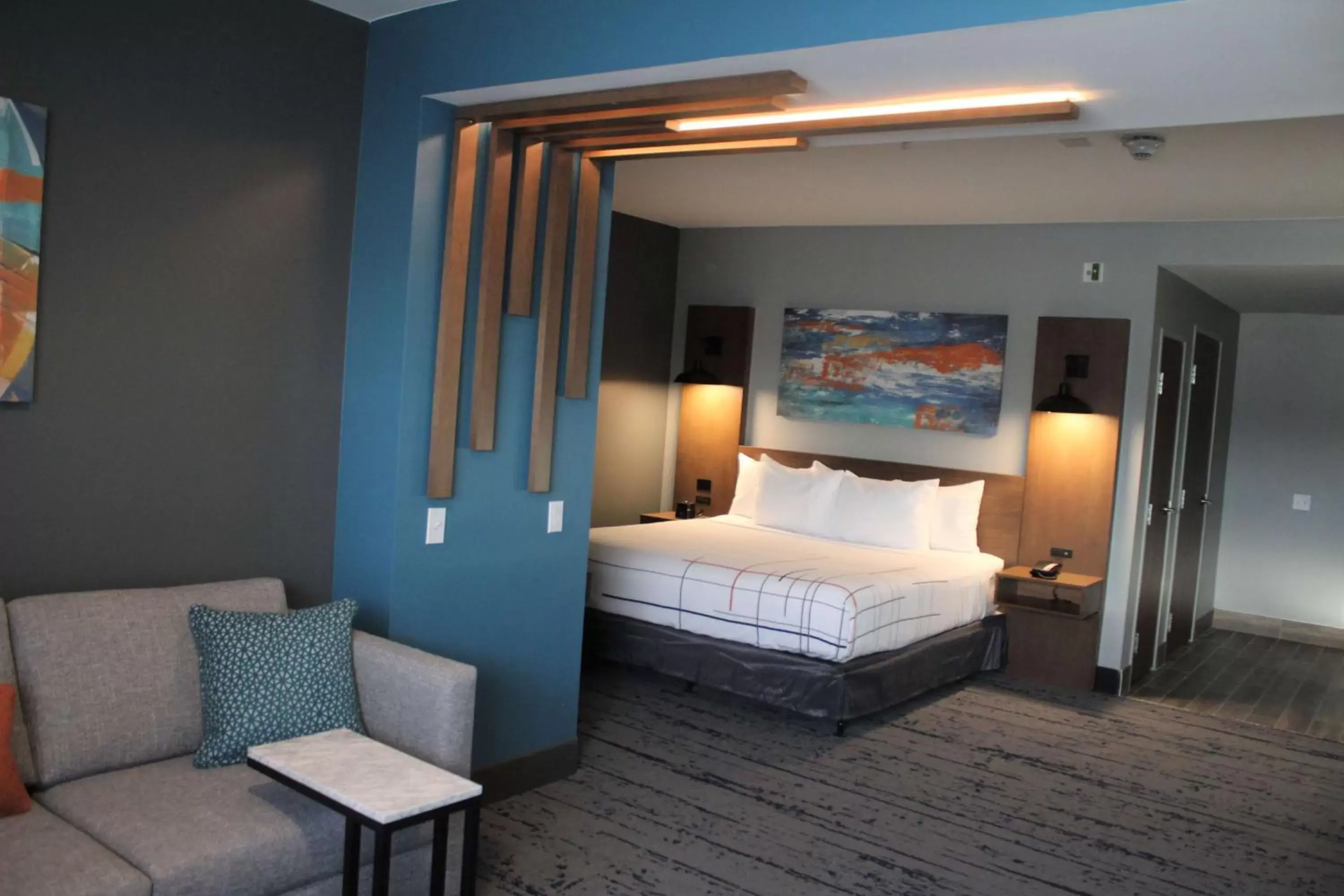 Photo of the whole room, Bed in La Quinta Inn & Suites by Wyndham Bardstown