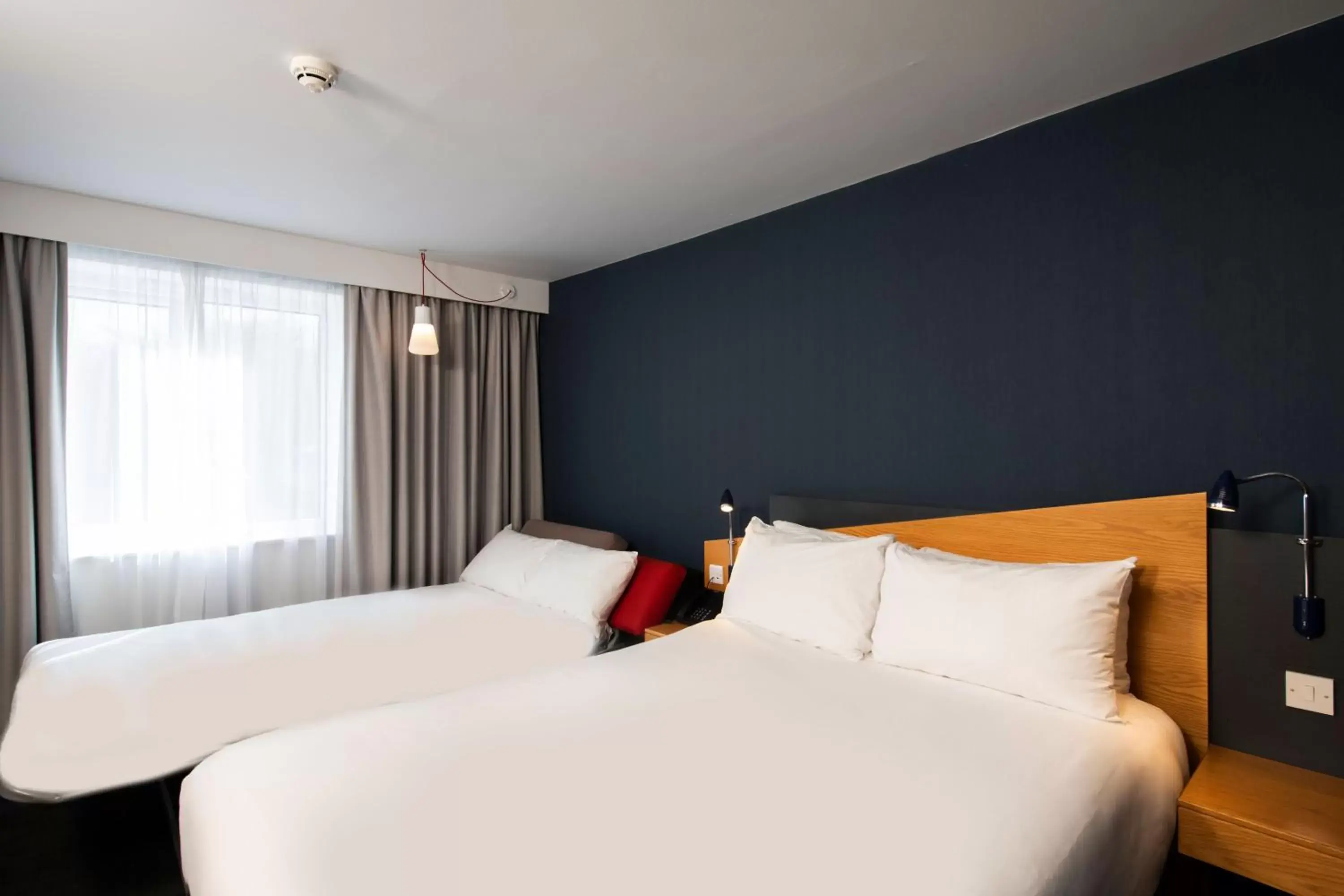 Bedroom, Bed in Holiday Inn Express Edinburgh – Royal Mile, an IHG Hotel