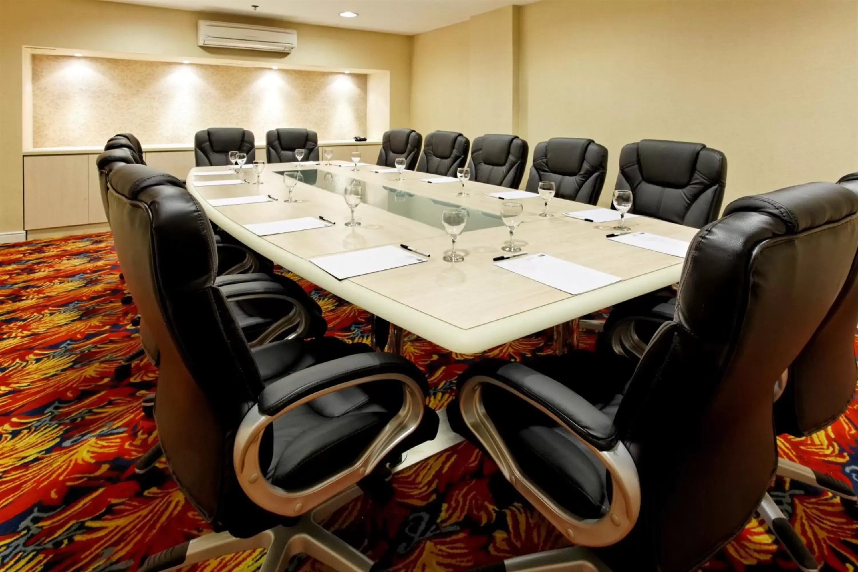 Meeting/conference room in Holiday Inn Express Rosario, an IHG Hotel