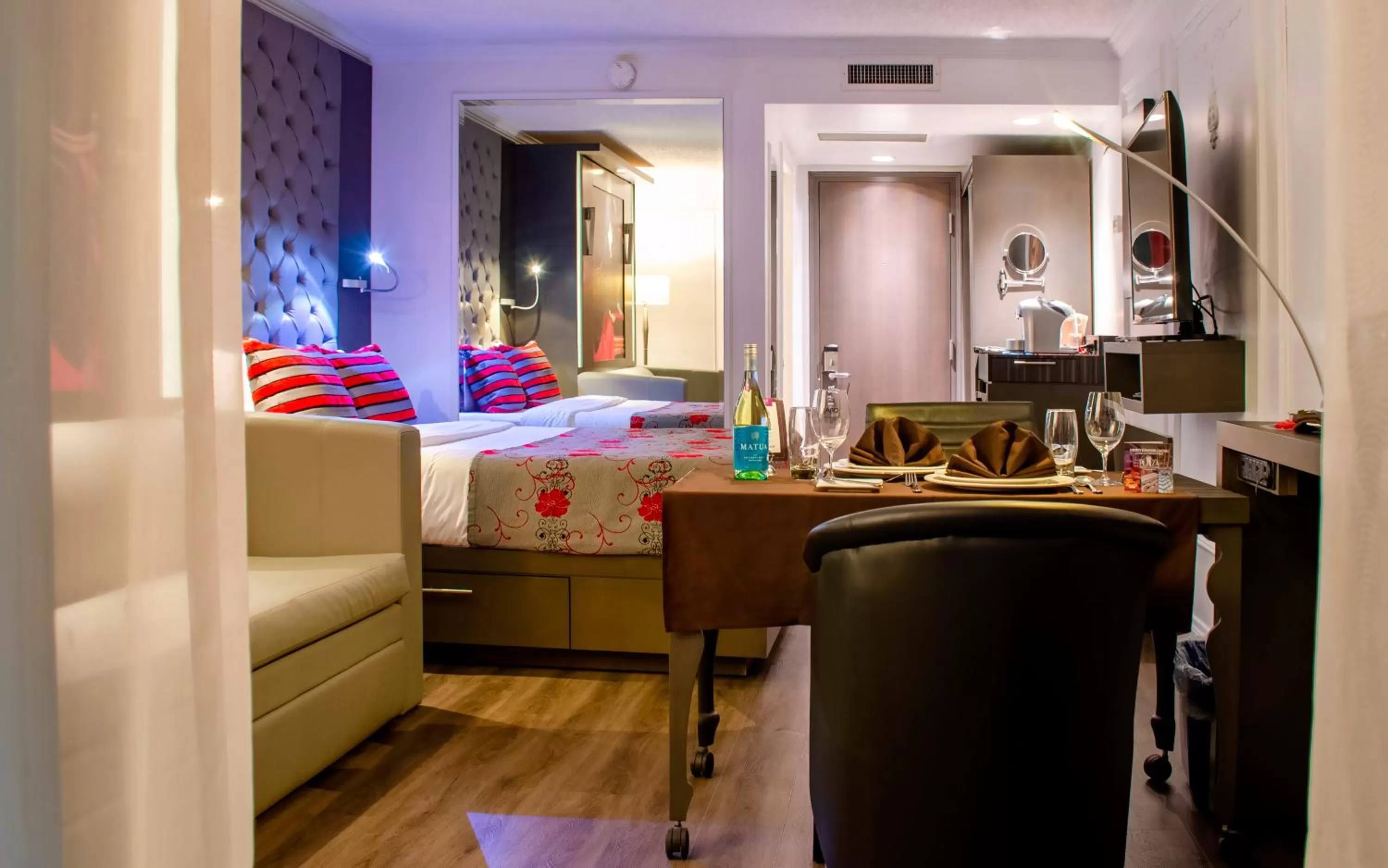 Meals, Bed in Hôtel Plaza Québec par JARO