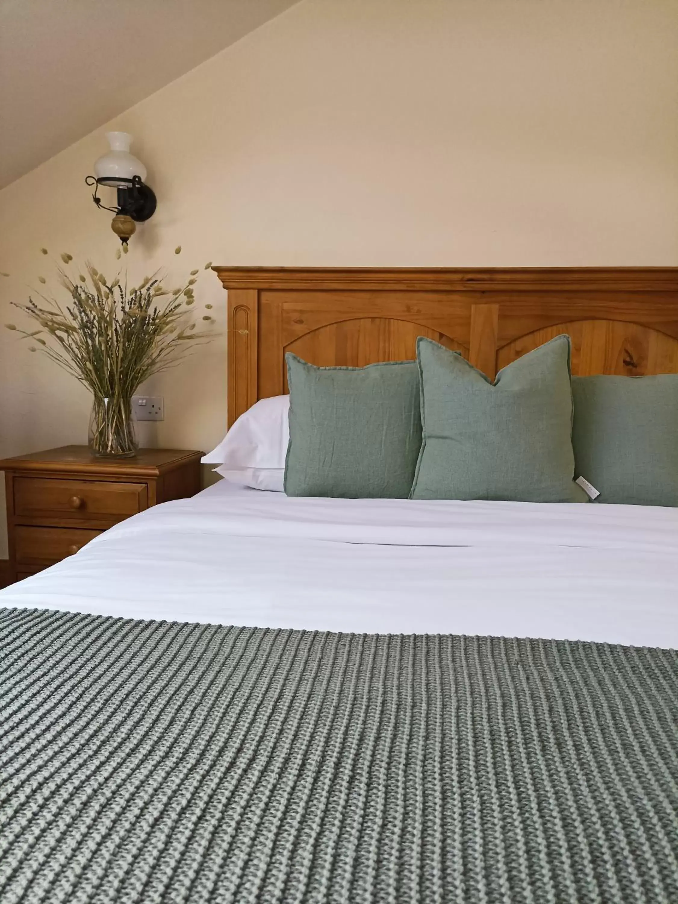 Bedroom, Bed in The Gwaelod y Garth Inn