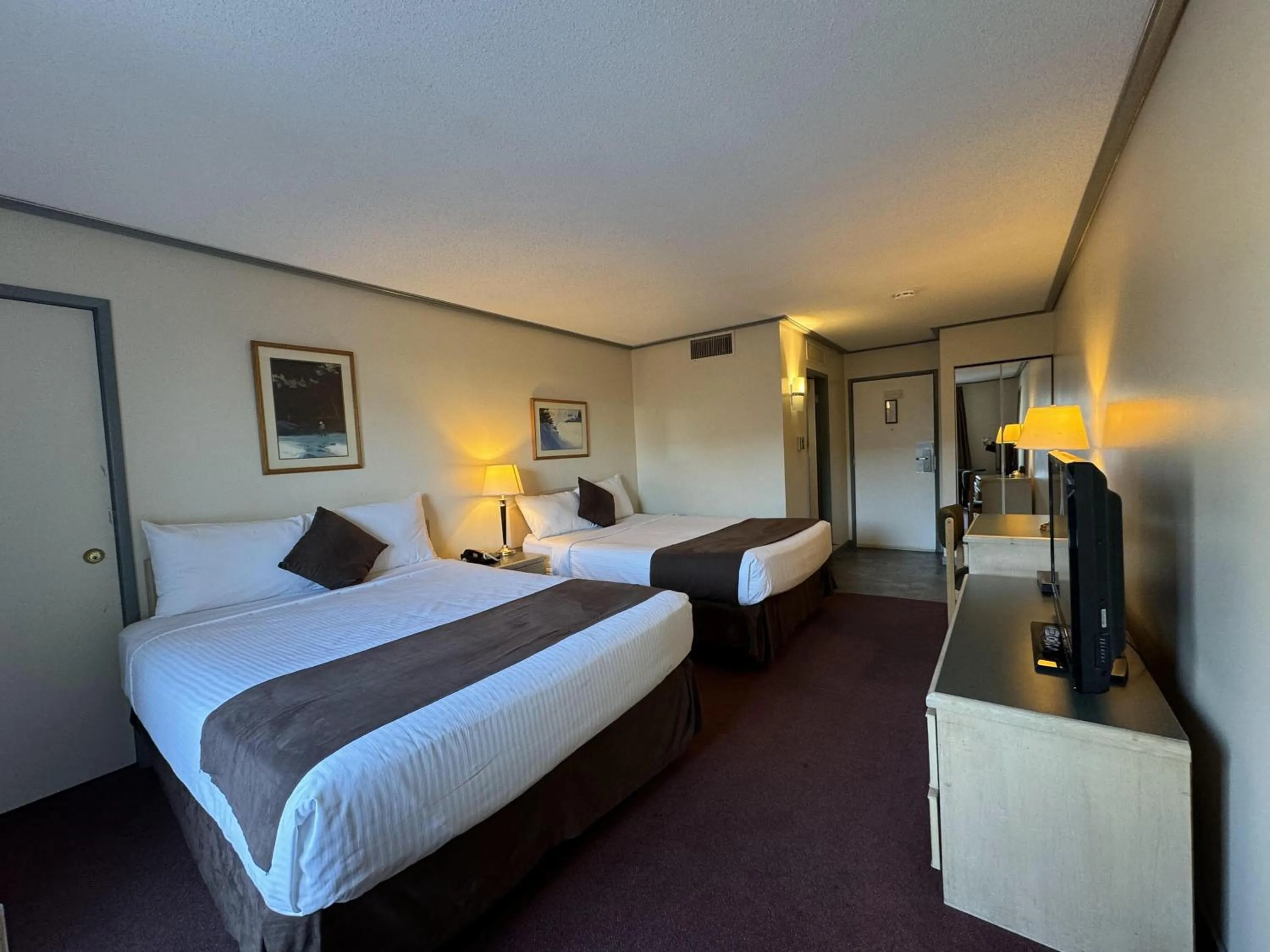 Bed in Divya Sutra Plaza and Conference Centre, Vernon, BC