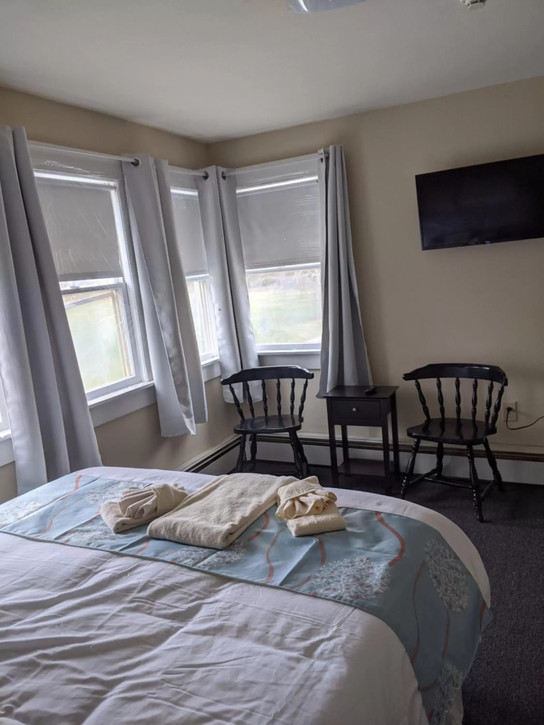 Bed in Lake Shore Farm Inn