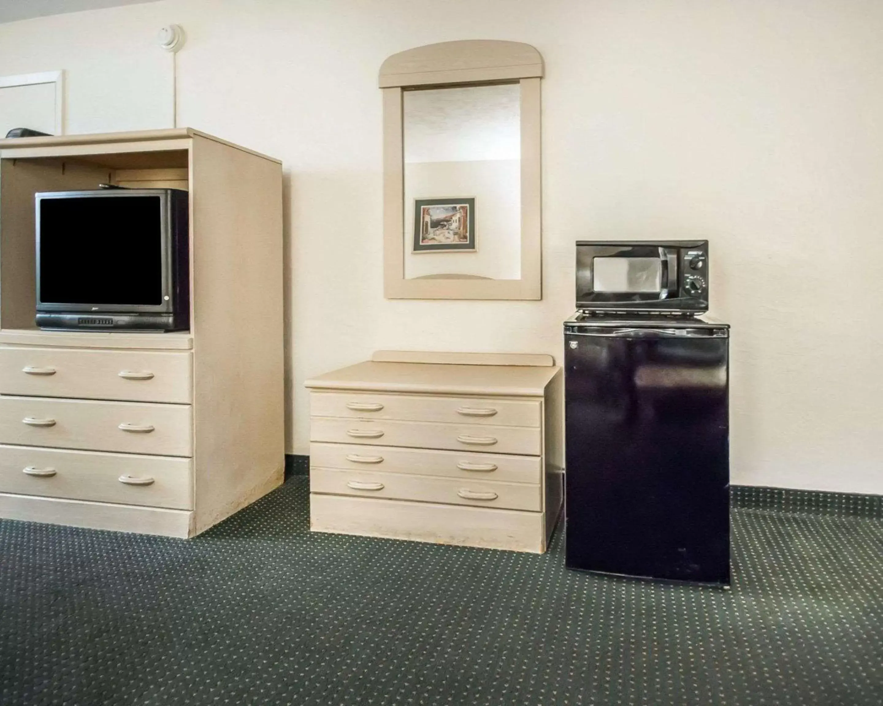 Photo of the whole room, TV/Entertainment Center in Rodeway Inn Gainesville - University Area