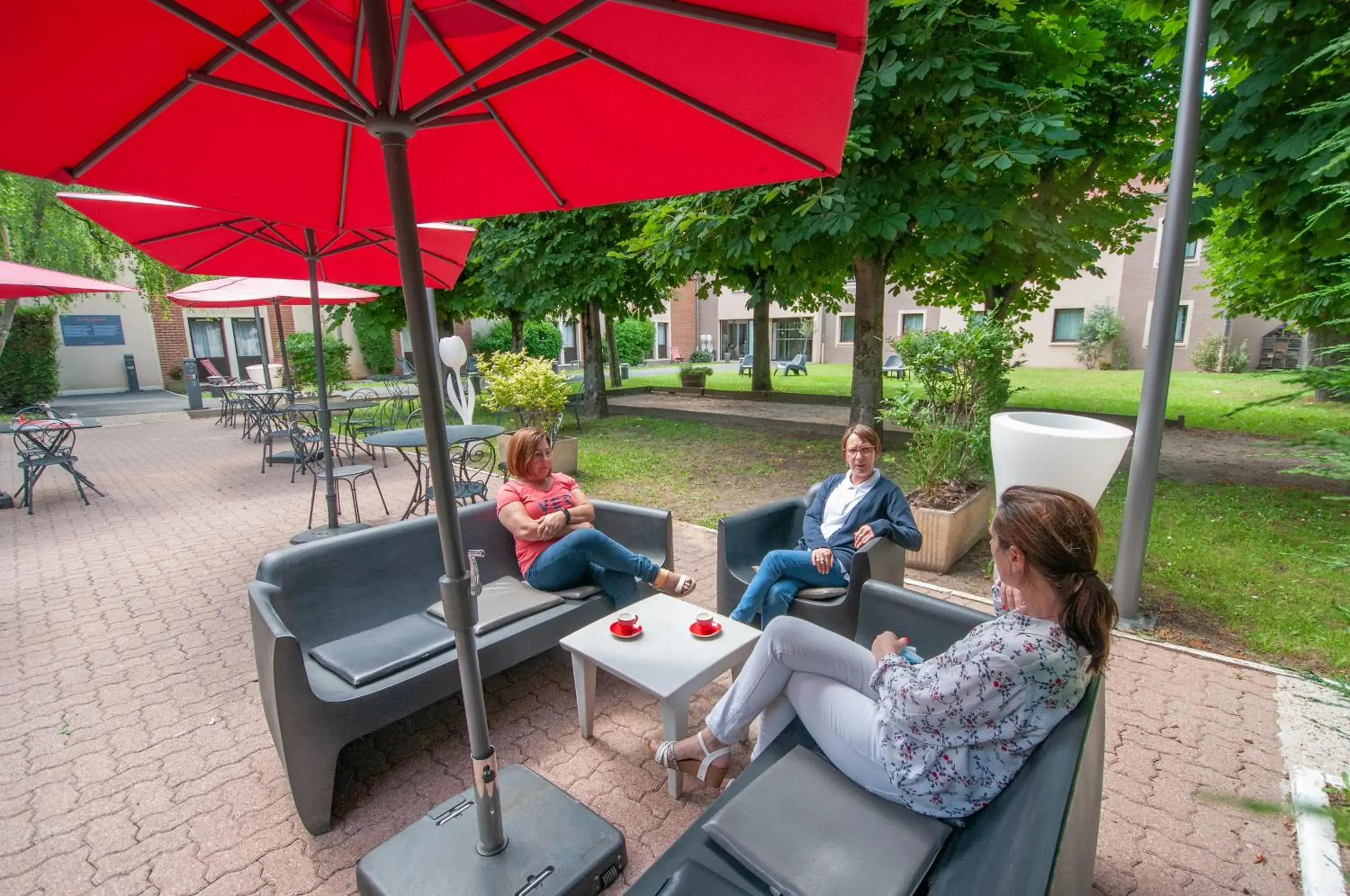 Patio in ibis Maisons Laffitte
