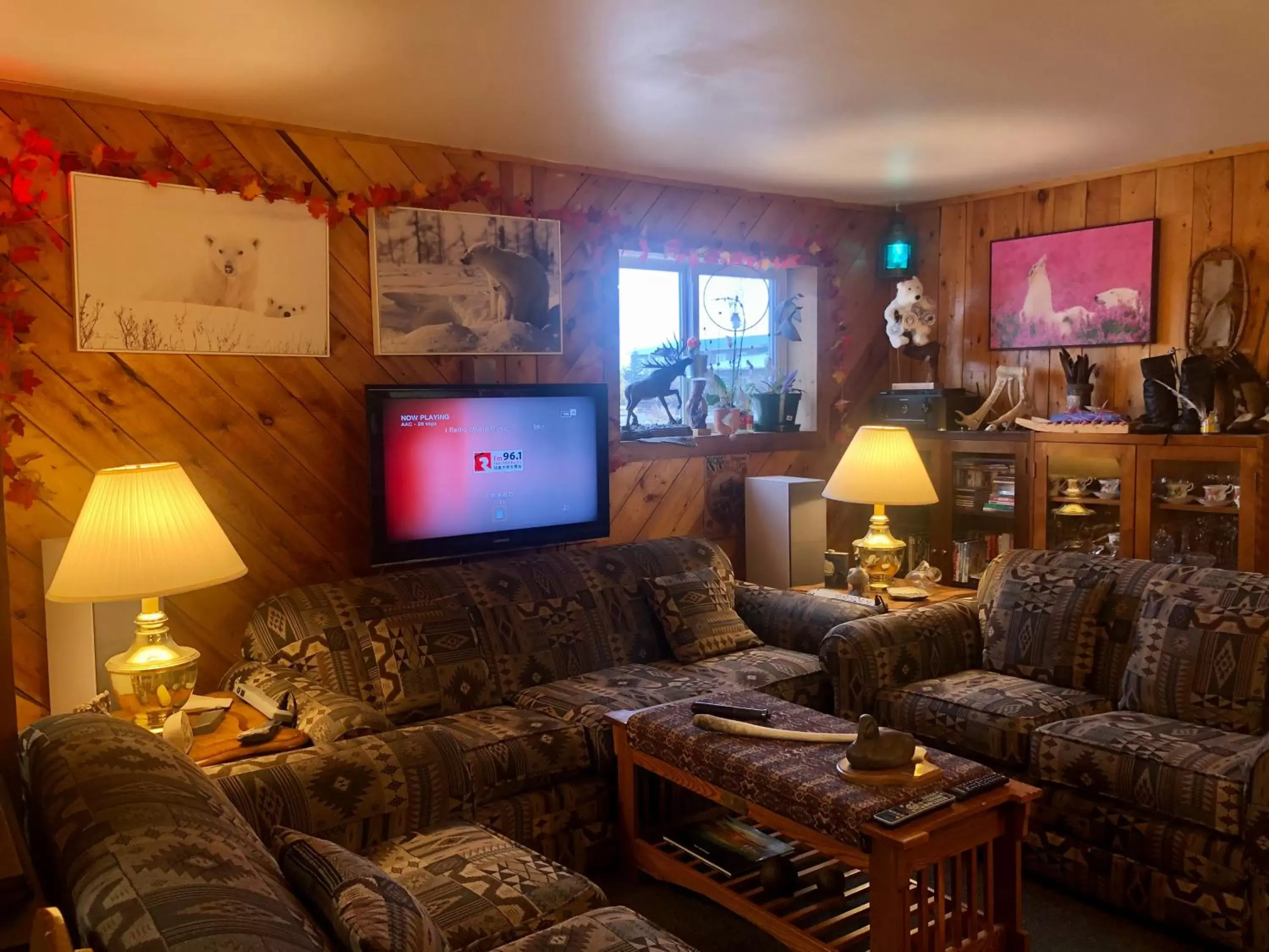 Communal lounge/ TV room, Lounge/Bar in IceBerg Inn