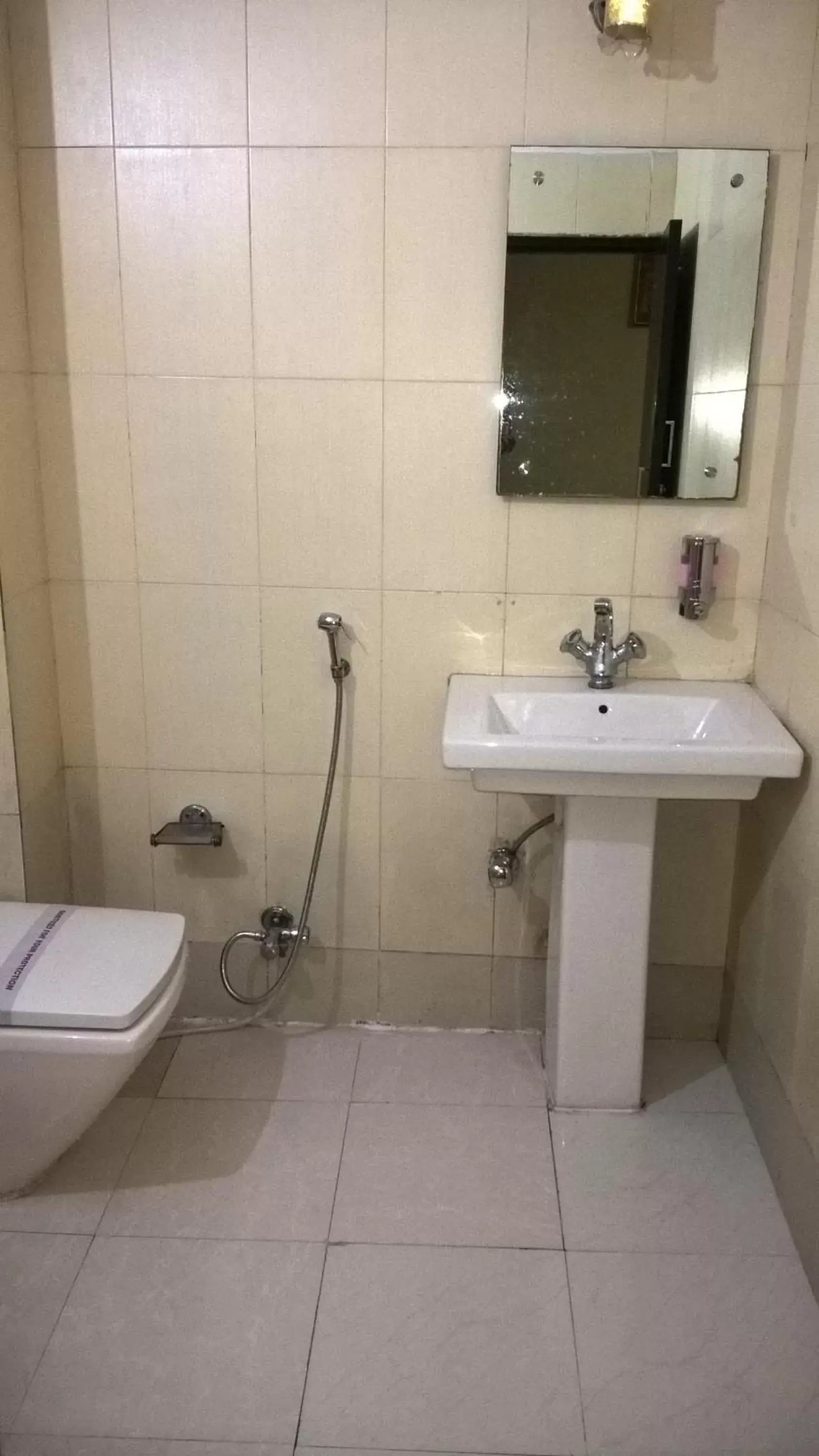 Toilet, Bathroom in Hotel Su Shree Continental 5 Minutes Walk From New Delhi Railway Station