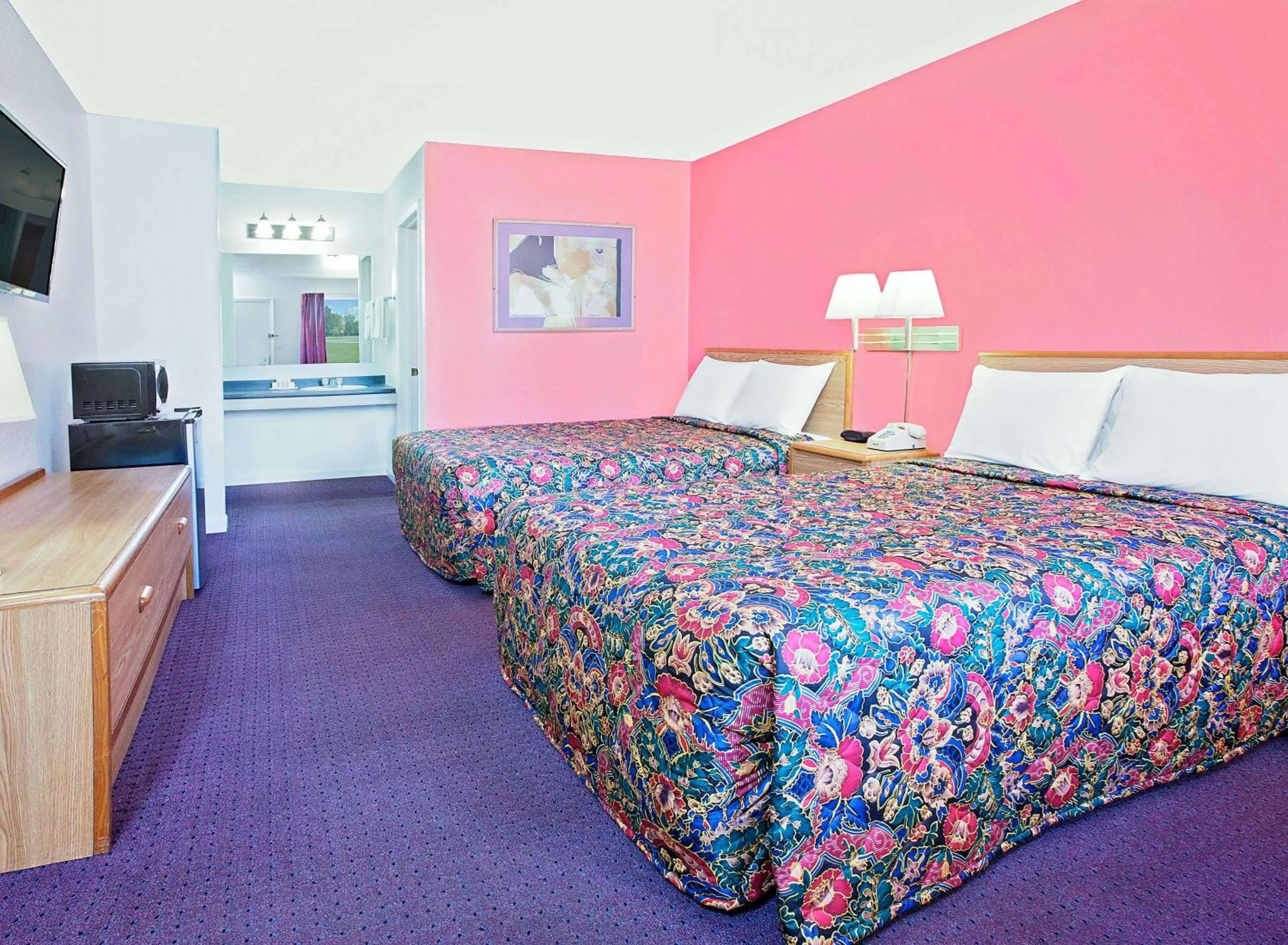 Photo of the whole room, Bed in Knights Inn Muskogee