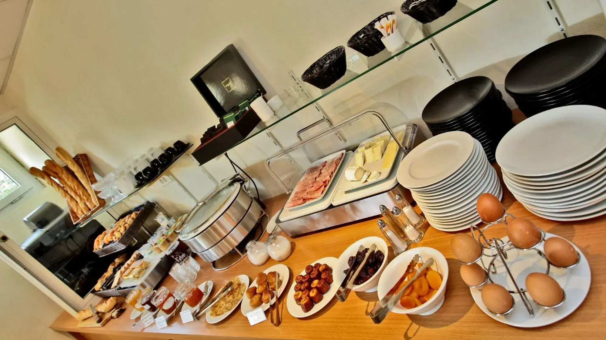 Buffet breakfast in Hotel de Compostelle