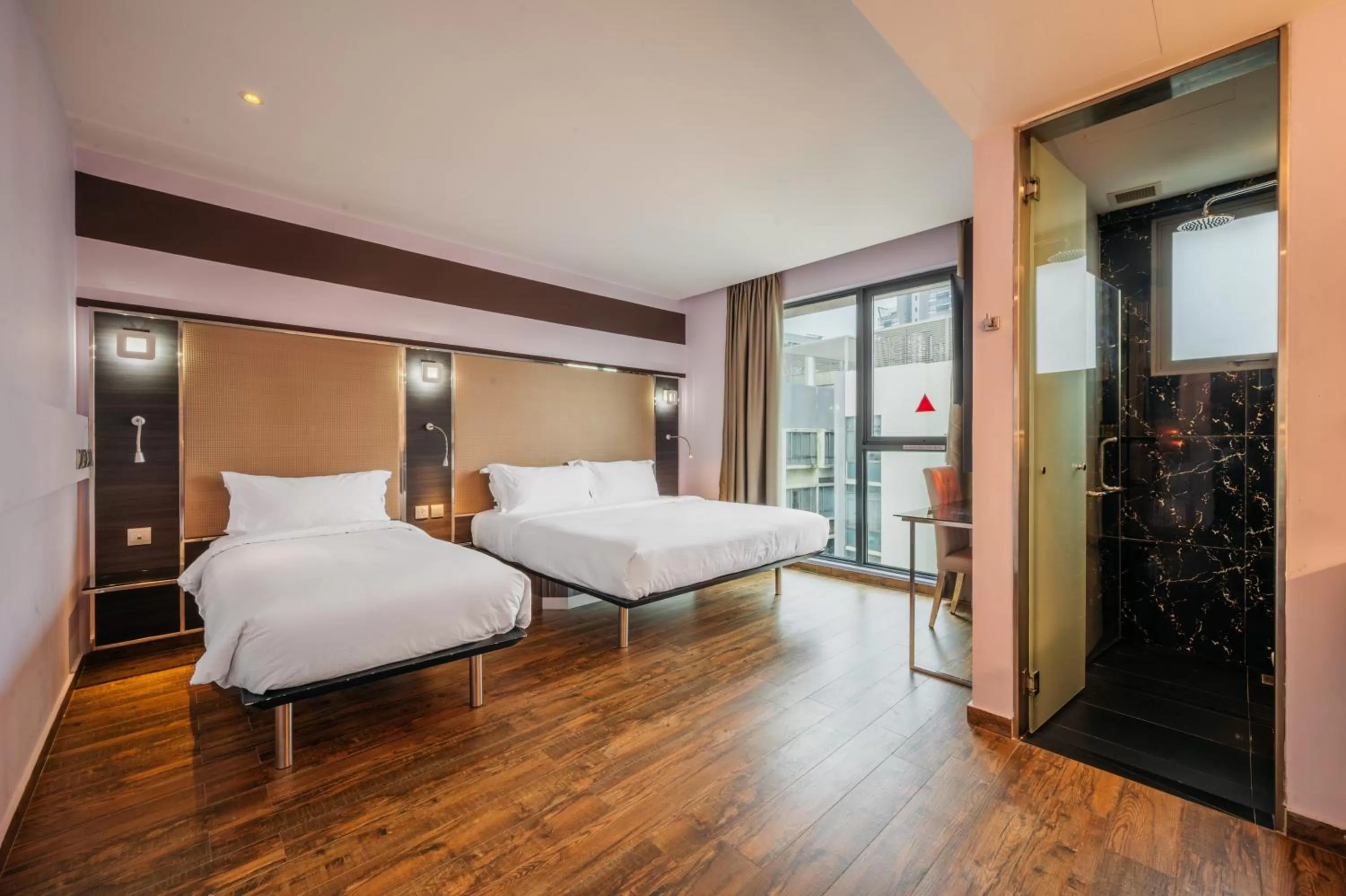 Photo of the whole room, Bed in Mercure Singapore Tyrwhitt