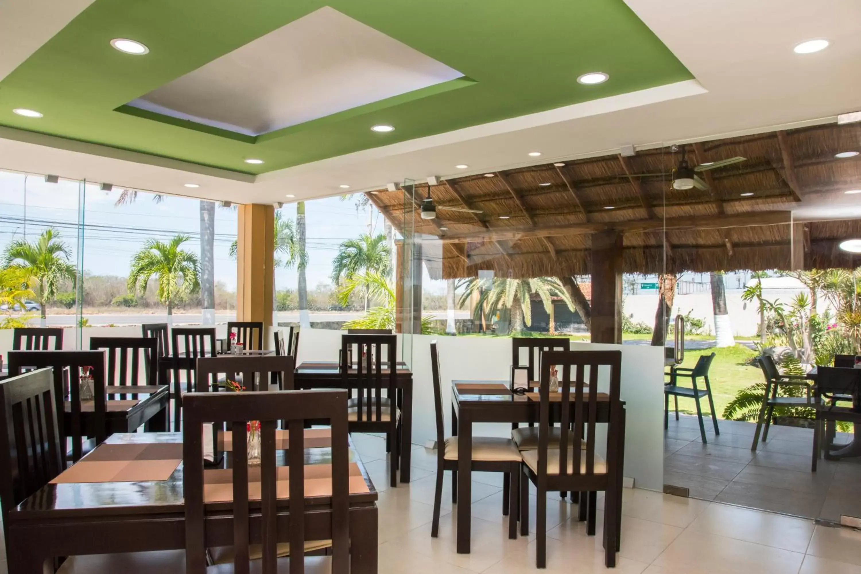 Restaurant/Places to Eat in Tecnohotel Mérida Norte