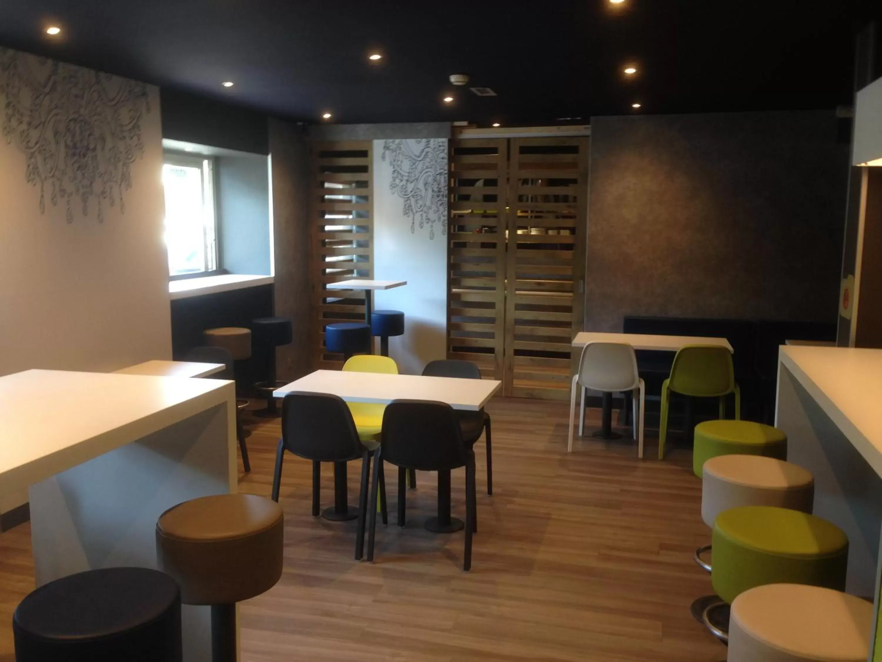 Restaurant/places to eat, Lounge/Bar in ibis Budget Caen Centre Gare