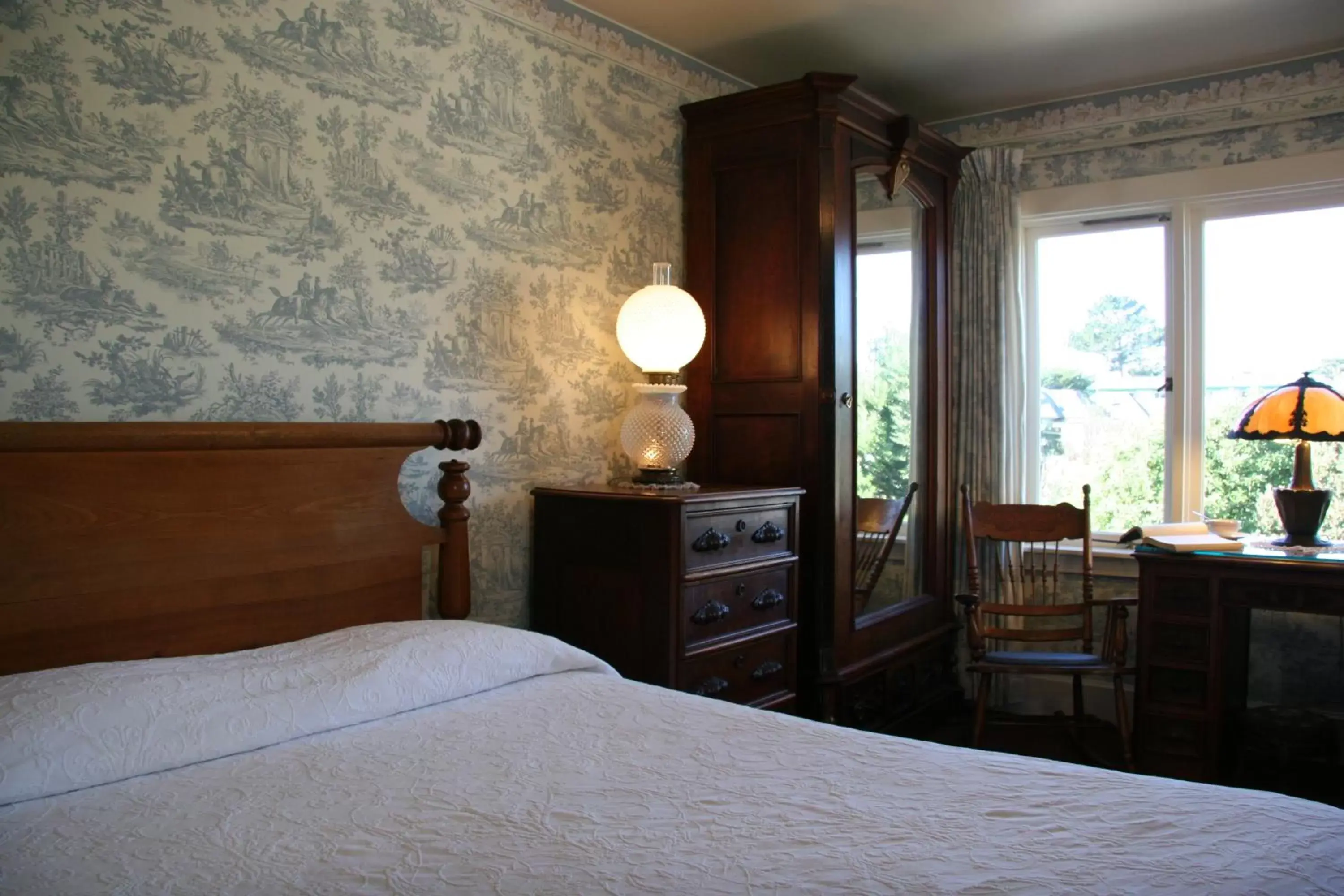 Photo of the whole room, Bed in Martine Inn