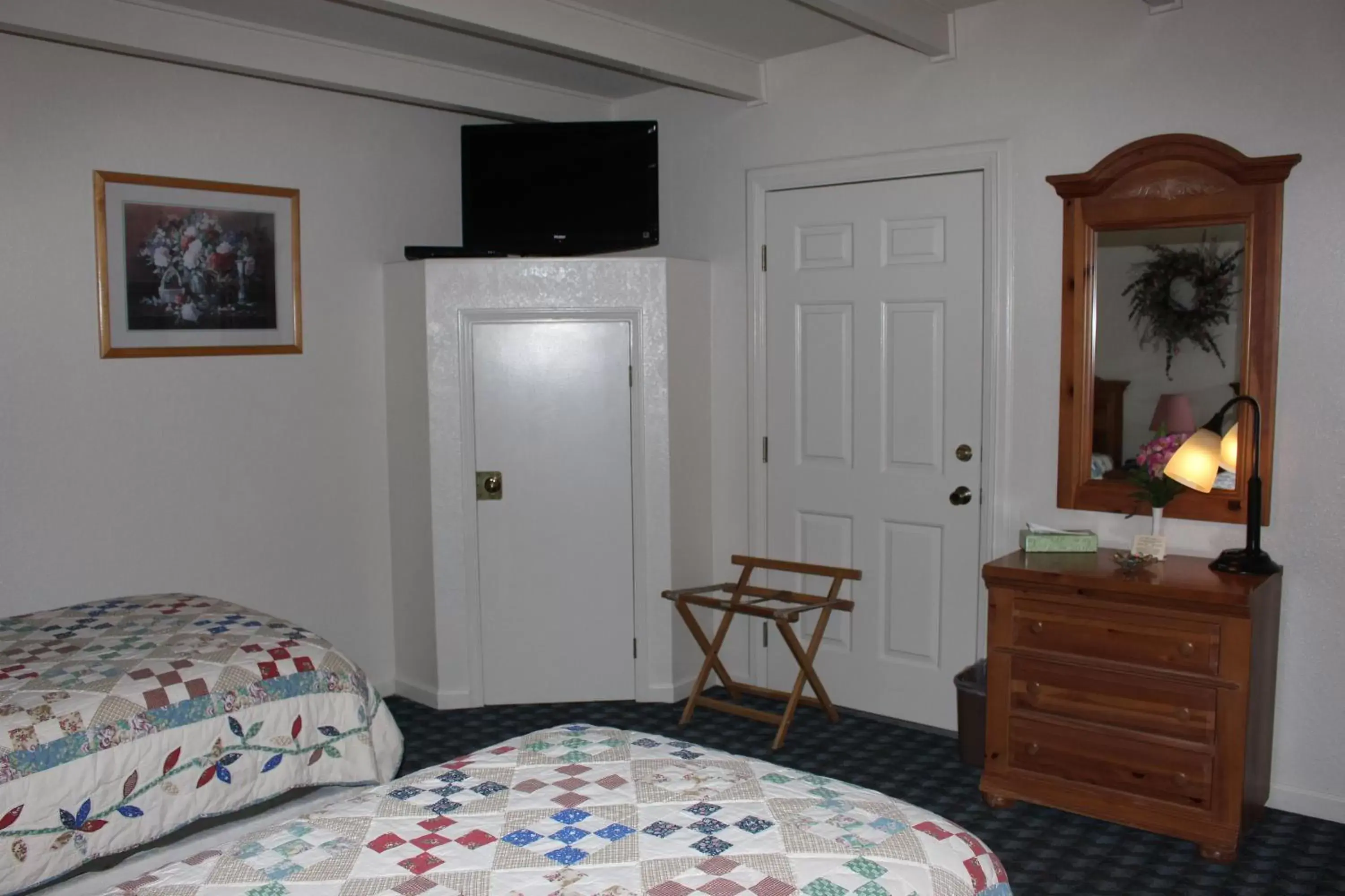 TV and multimedia, TV/Entertainment Center in Barewood Inn & Suites