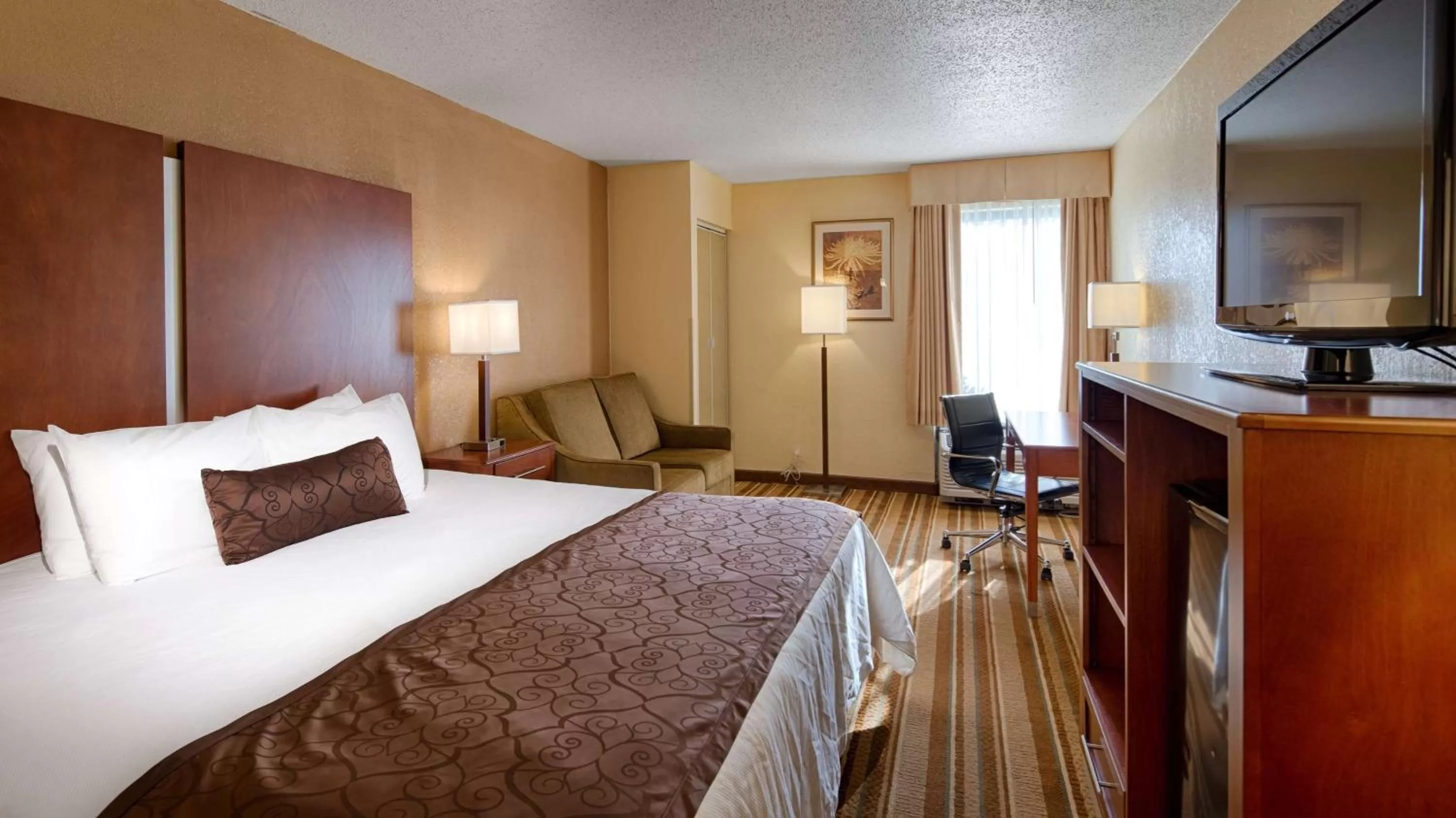 Photo of the whole room, Bed in Best Western Plus Richmond