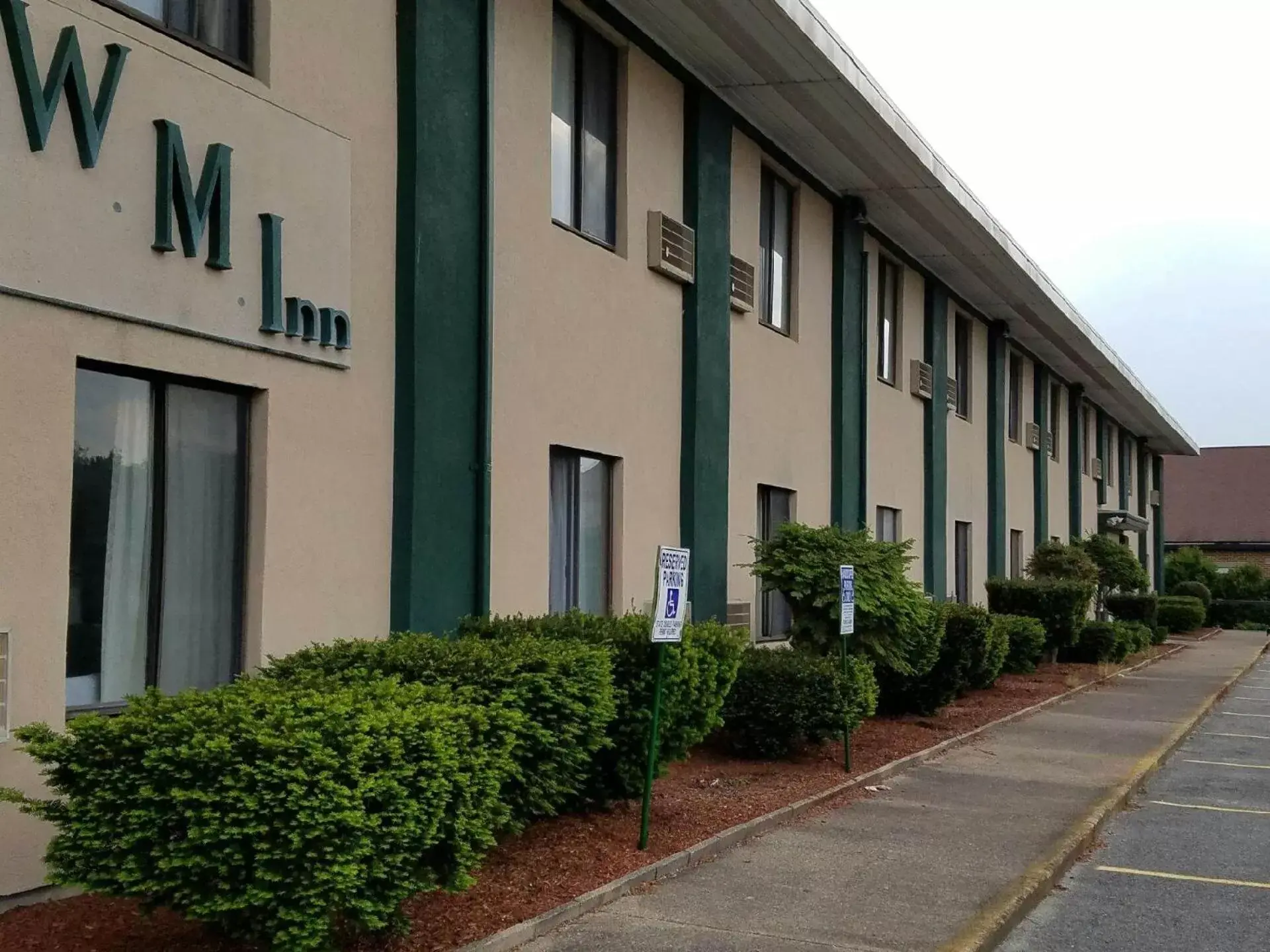 Property building in Woonsocket Motor Inn Property building in Woonsocket Motor Inn