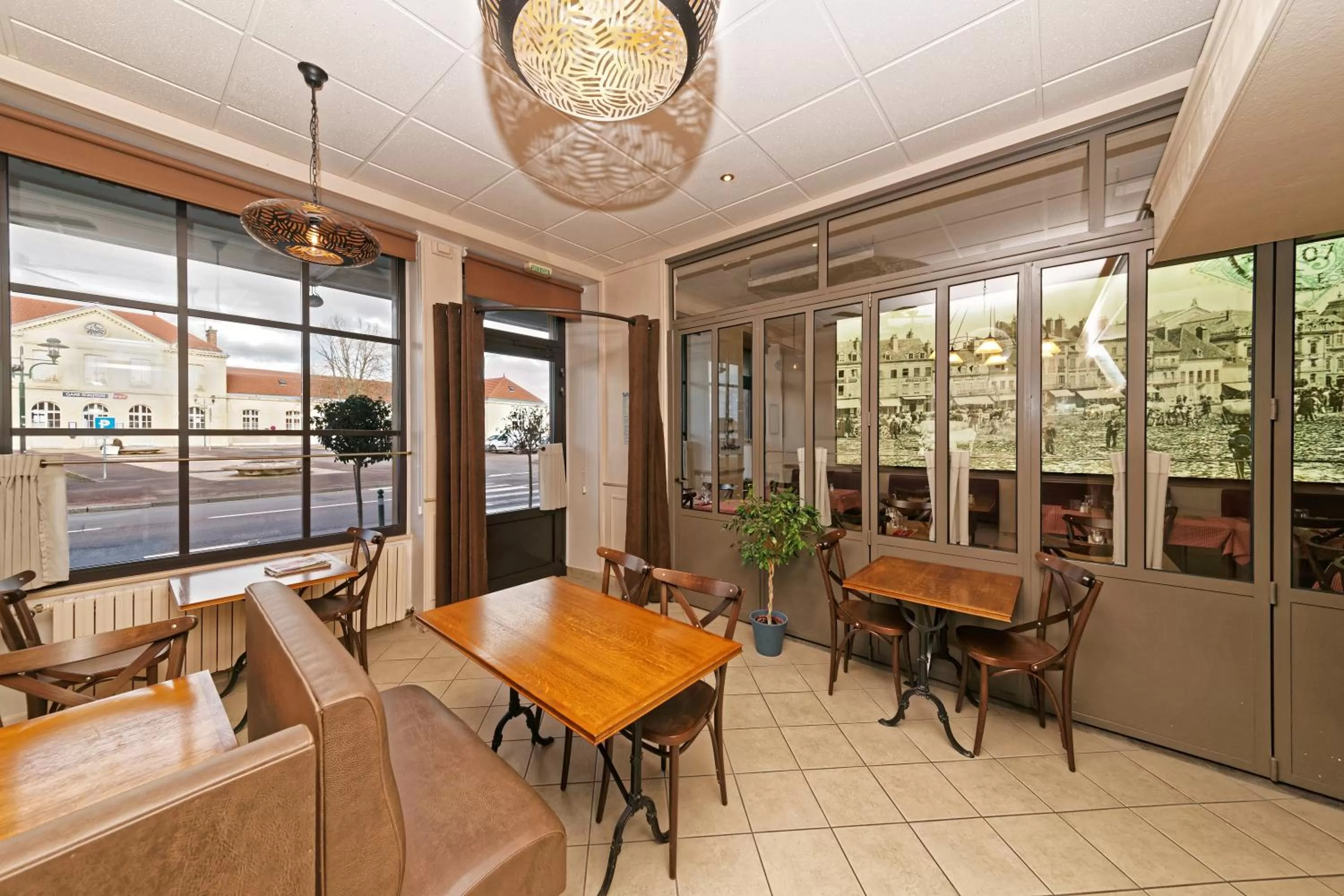 Lounge or bar in Contact Hôtel du Commerce et son restaurant Côte à Côte