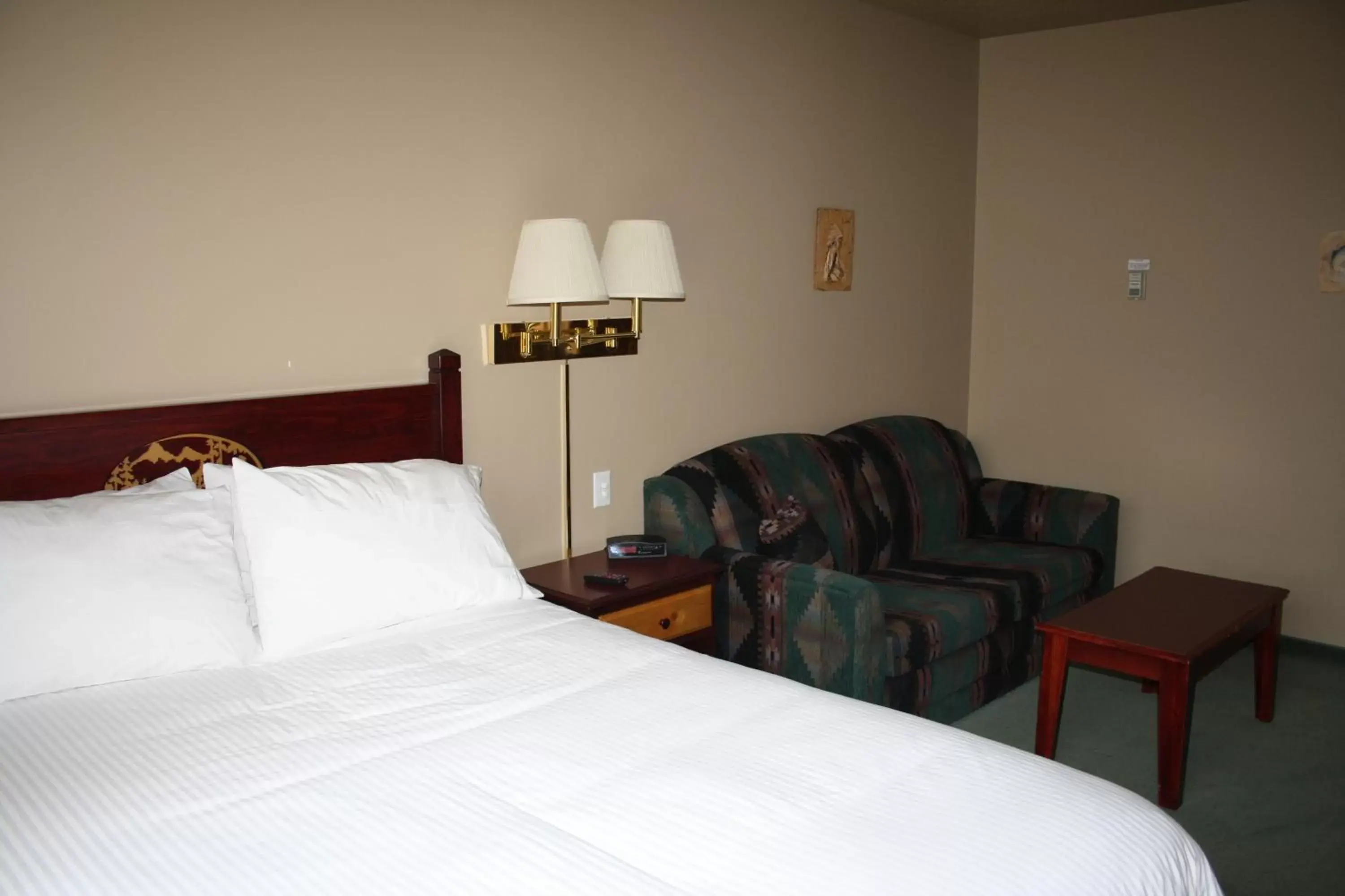 Bed in Waterton Lakes Lodge Resort