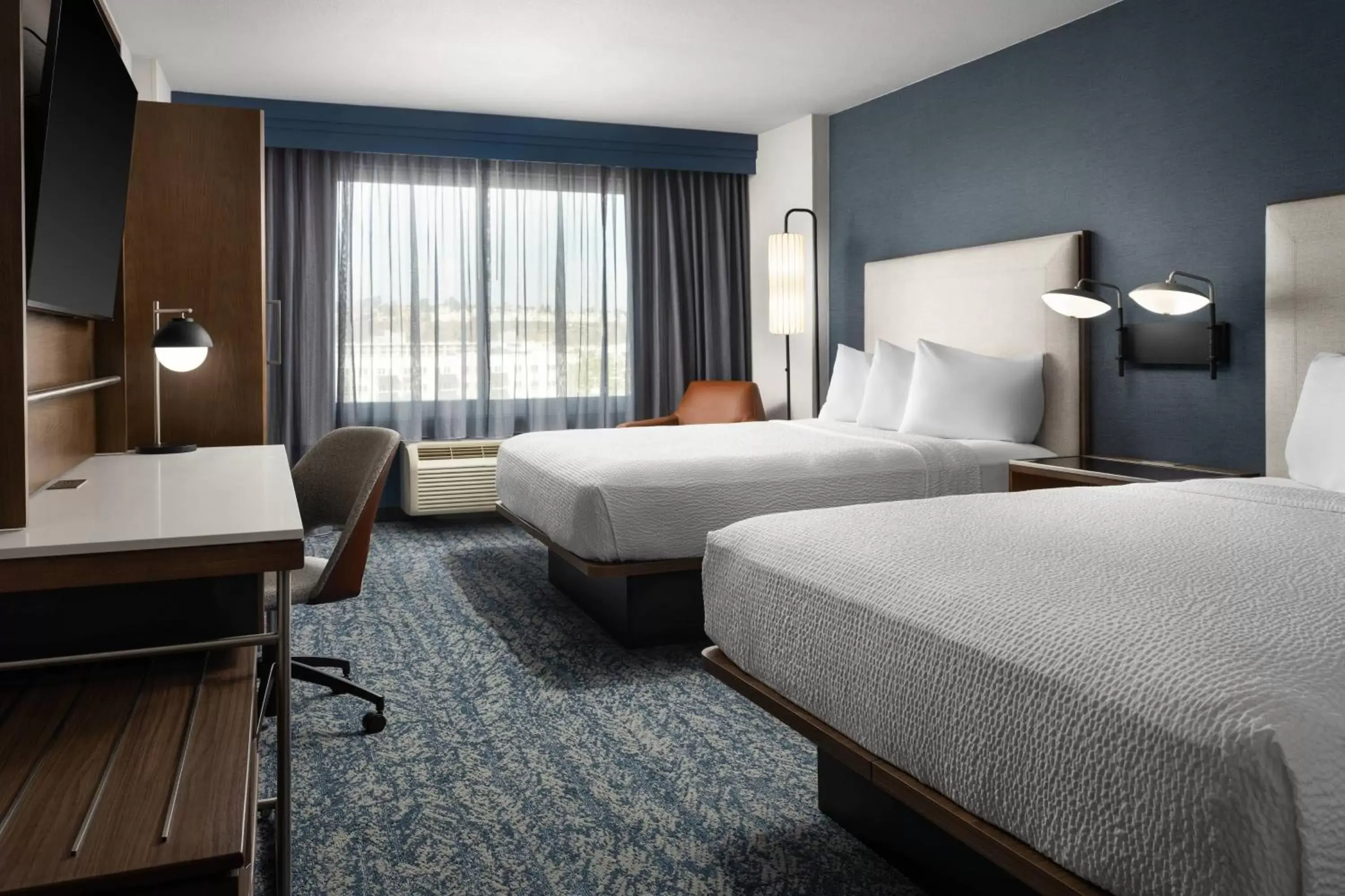 Photo of the whole room, Bed in Courtyard by Marriott San Diego Mission Valley/Hotel Circle