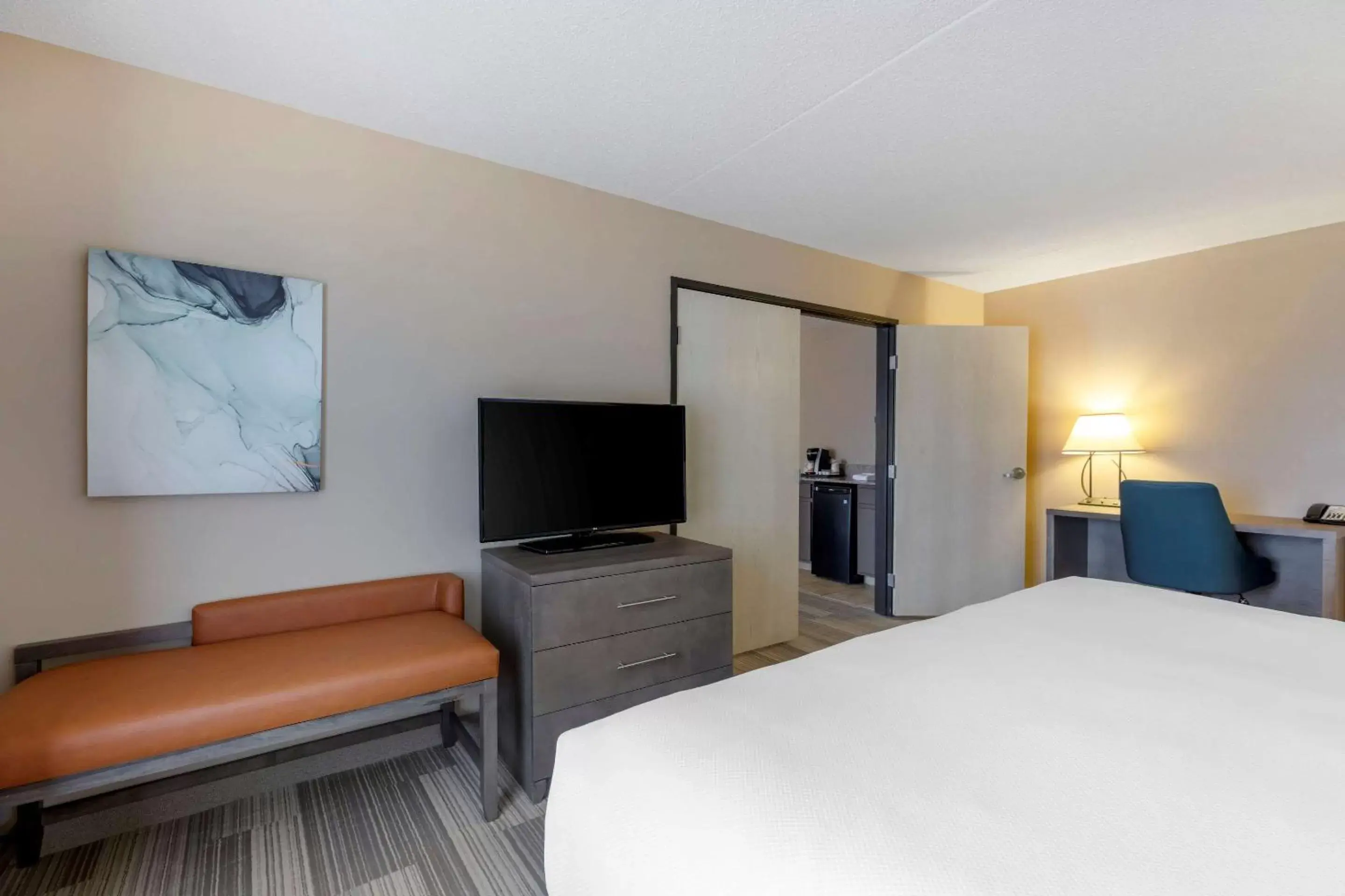 Bedroom, TV/Entertainment Center in Comfort Inn & Suites Boulder