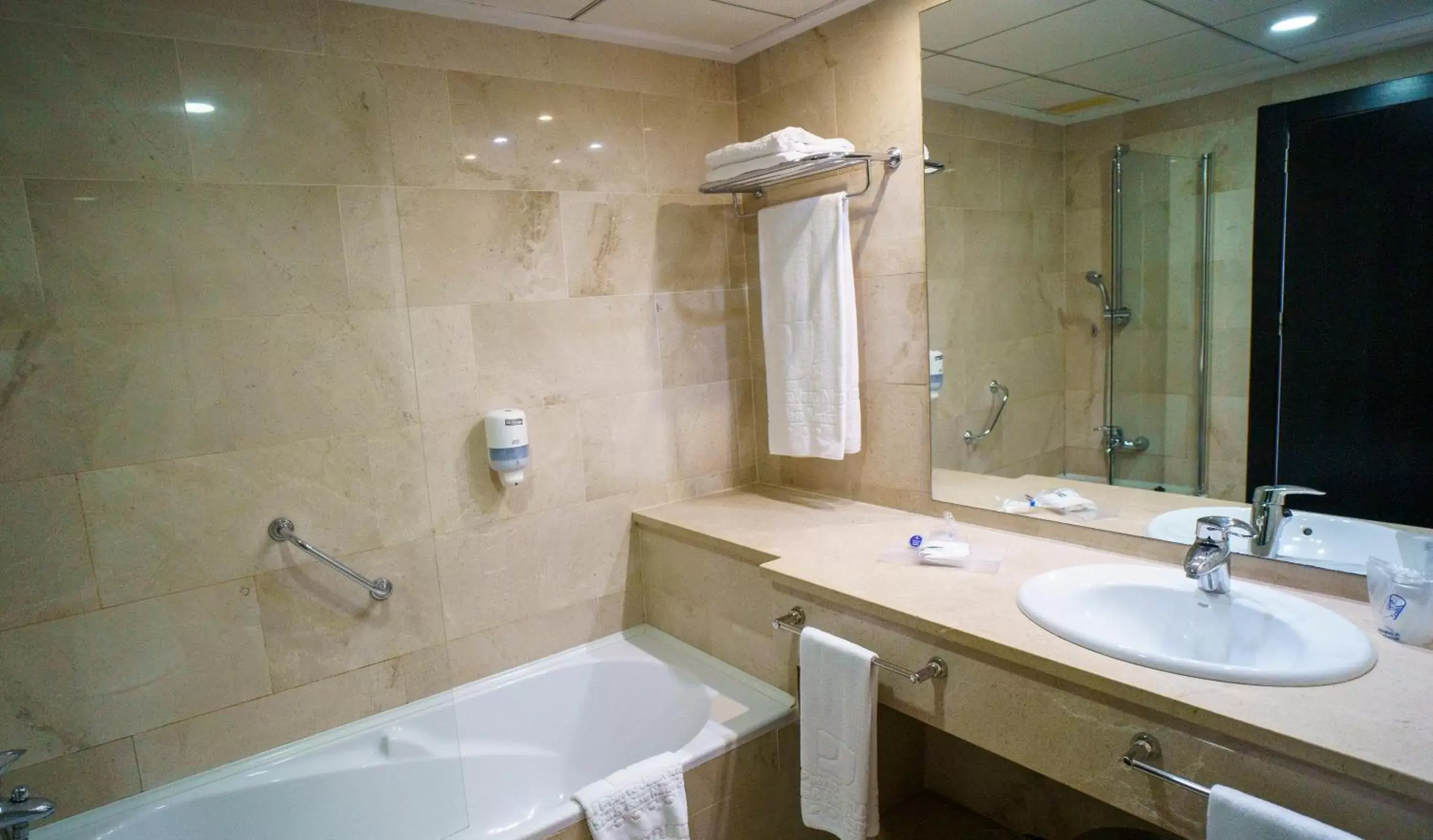 Bathroom in Hotel Puerto Juan Montiel Spa & Base Nautica