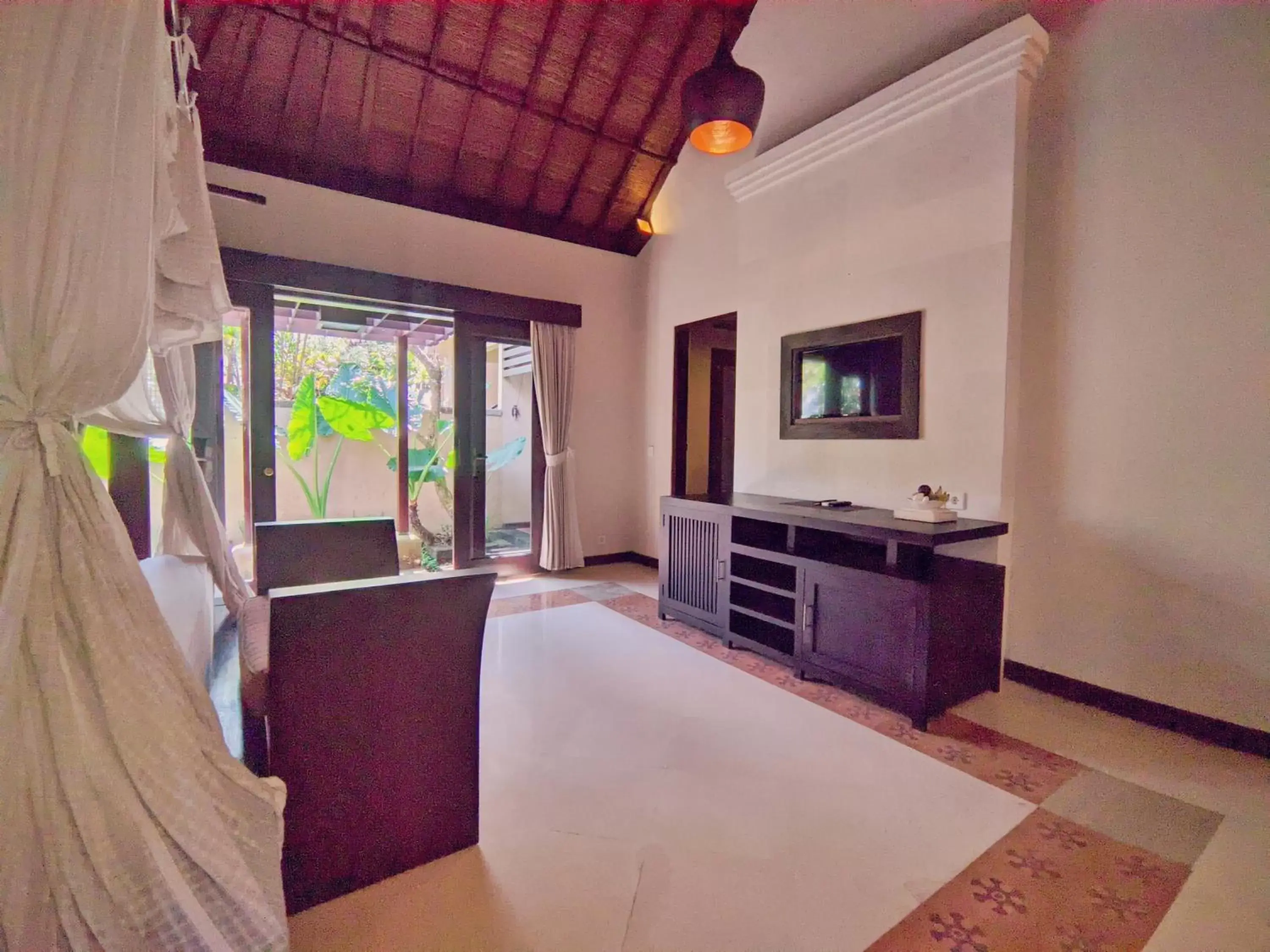 Bed, TV/Entertainment Center in Barong Resort and Spa