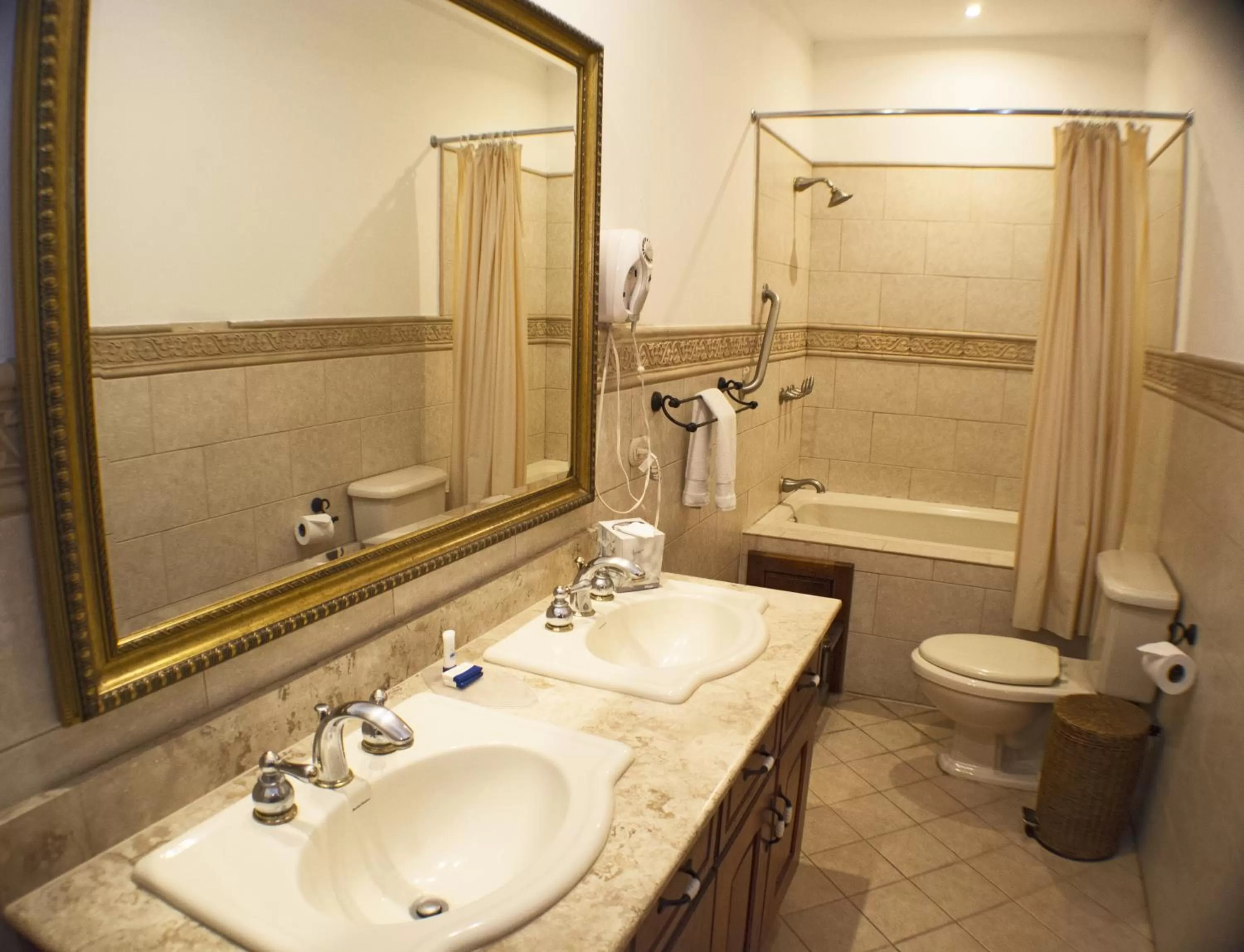 Bathroom in Hotel la Perla Leon
