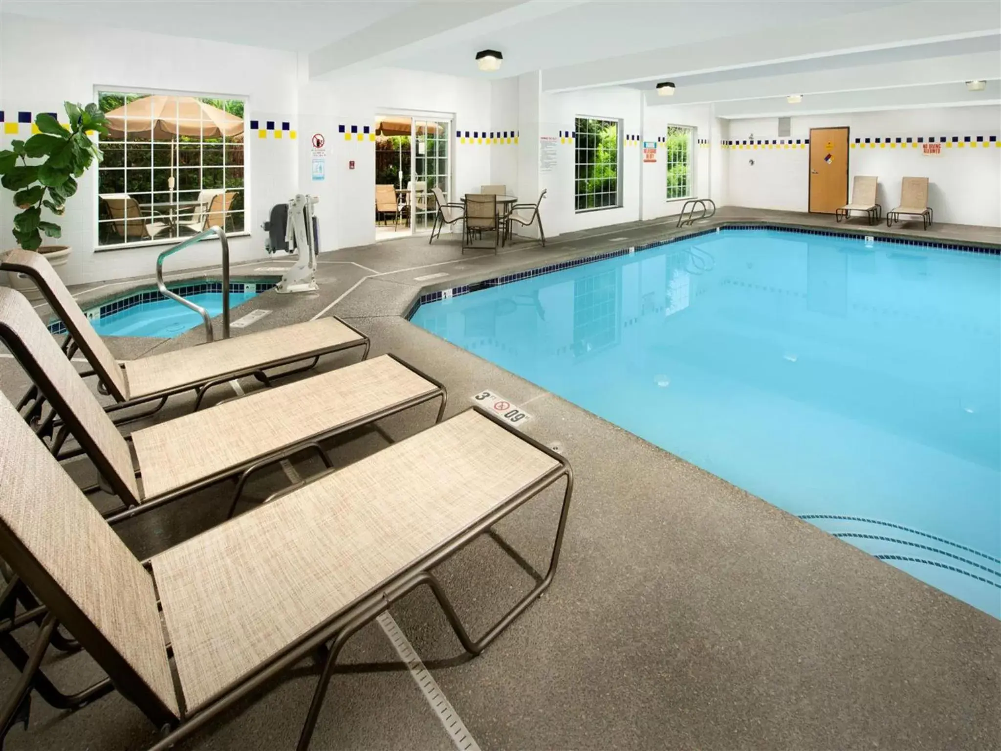 Swimming Pool in Best Western PLUS Vancouver Mall Drive