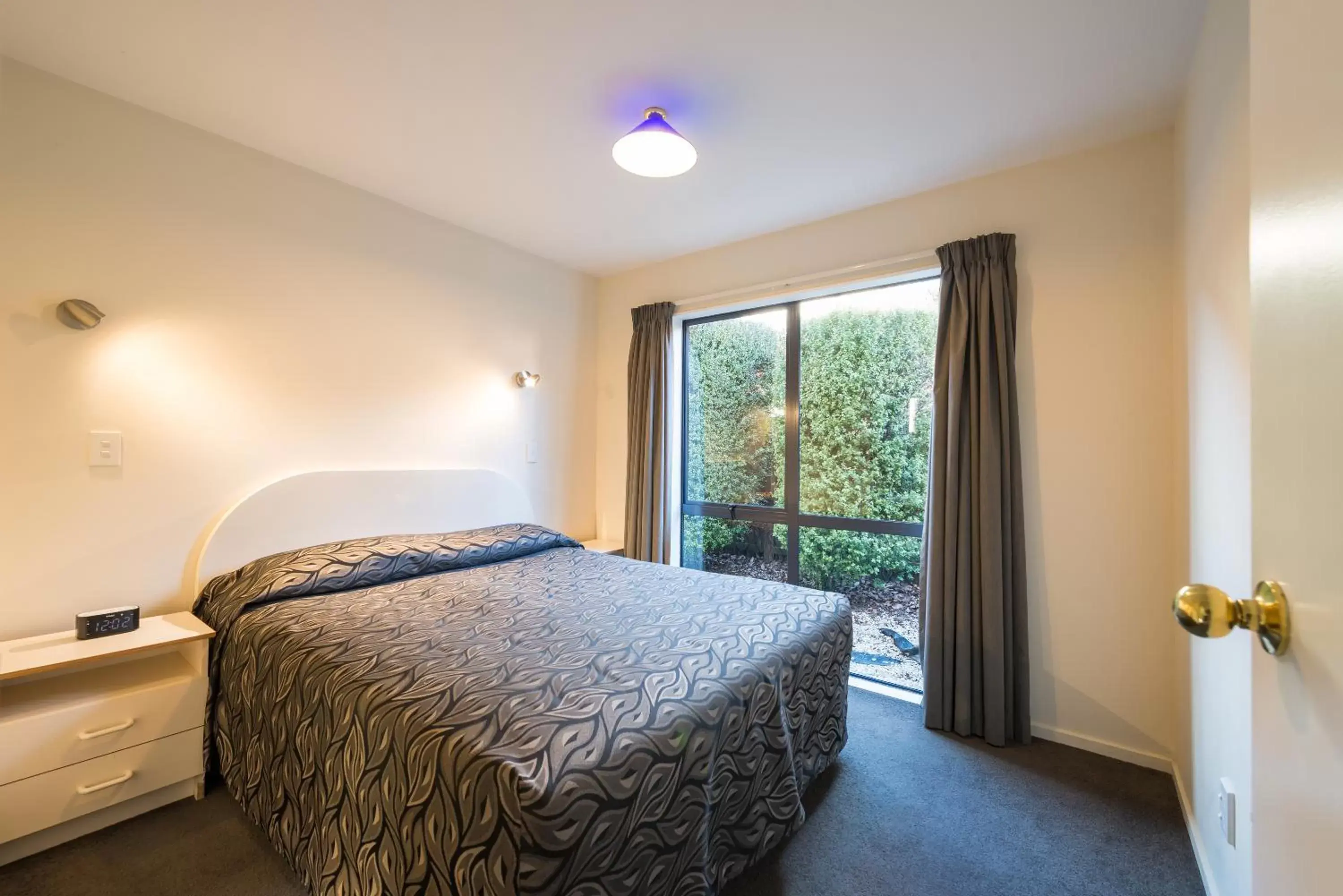 Bedroom, Bed in Annabelle Court Motel