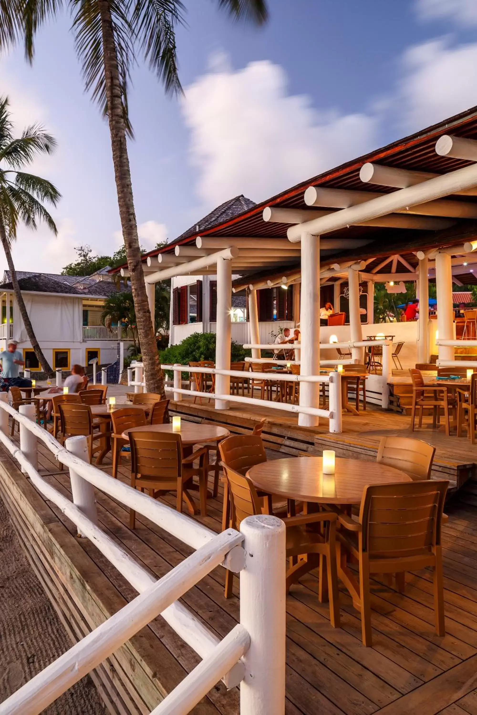 Lounge or bar, Restaurant/Places to Eat in Windjammer Landing Villa Beach Resort