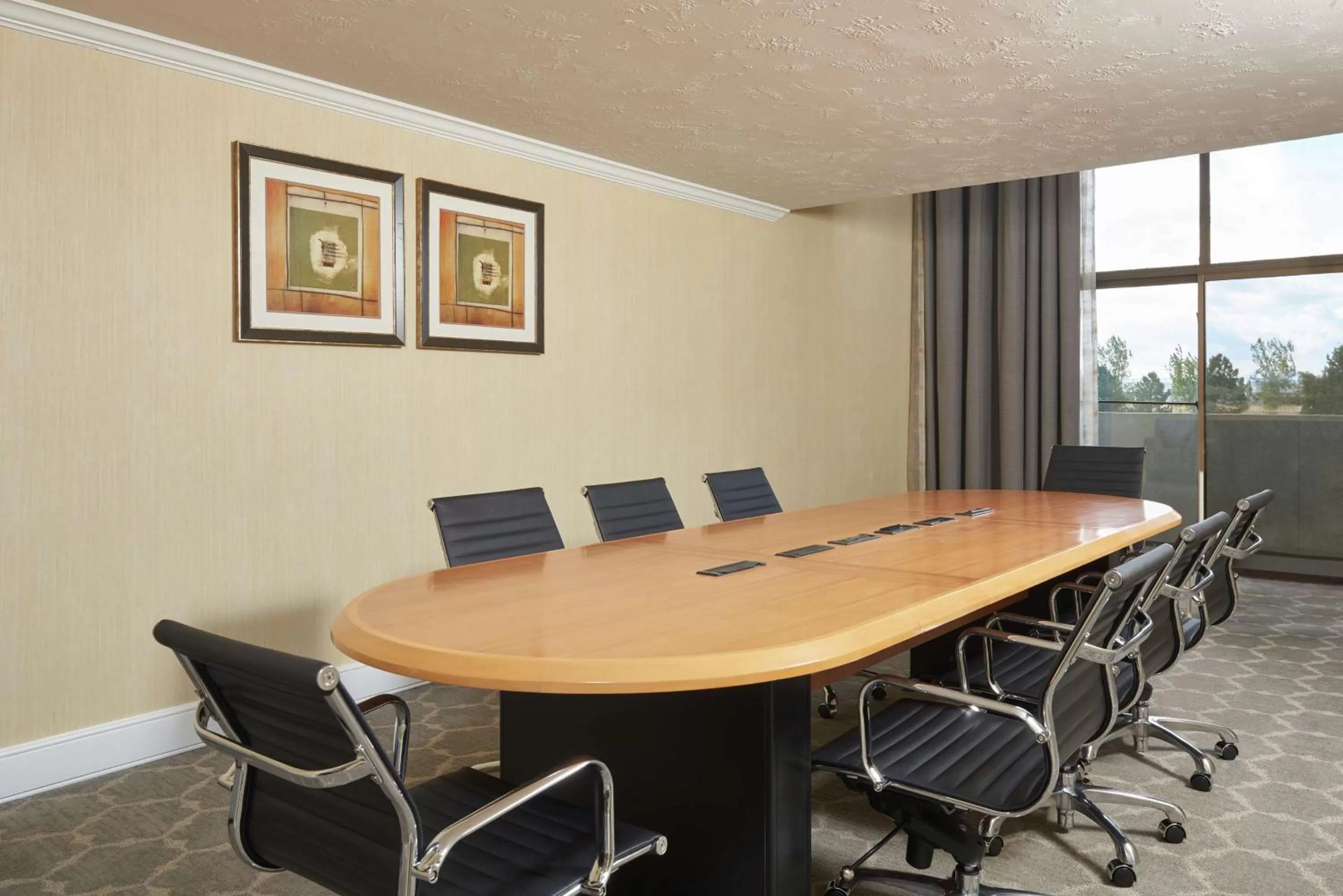 Living room in DoubleTree by Hilton Hotel Salt Lake City Airport