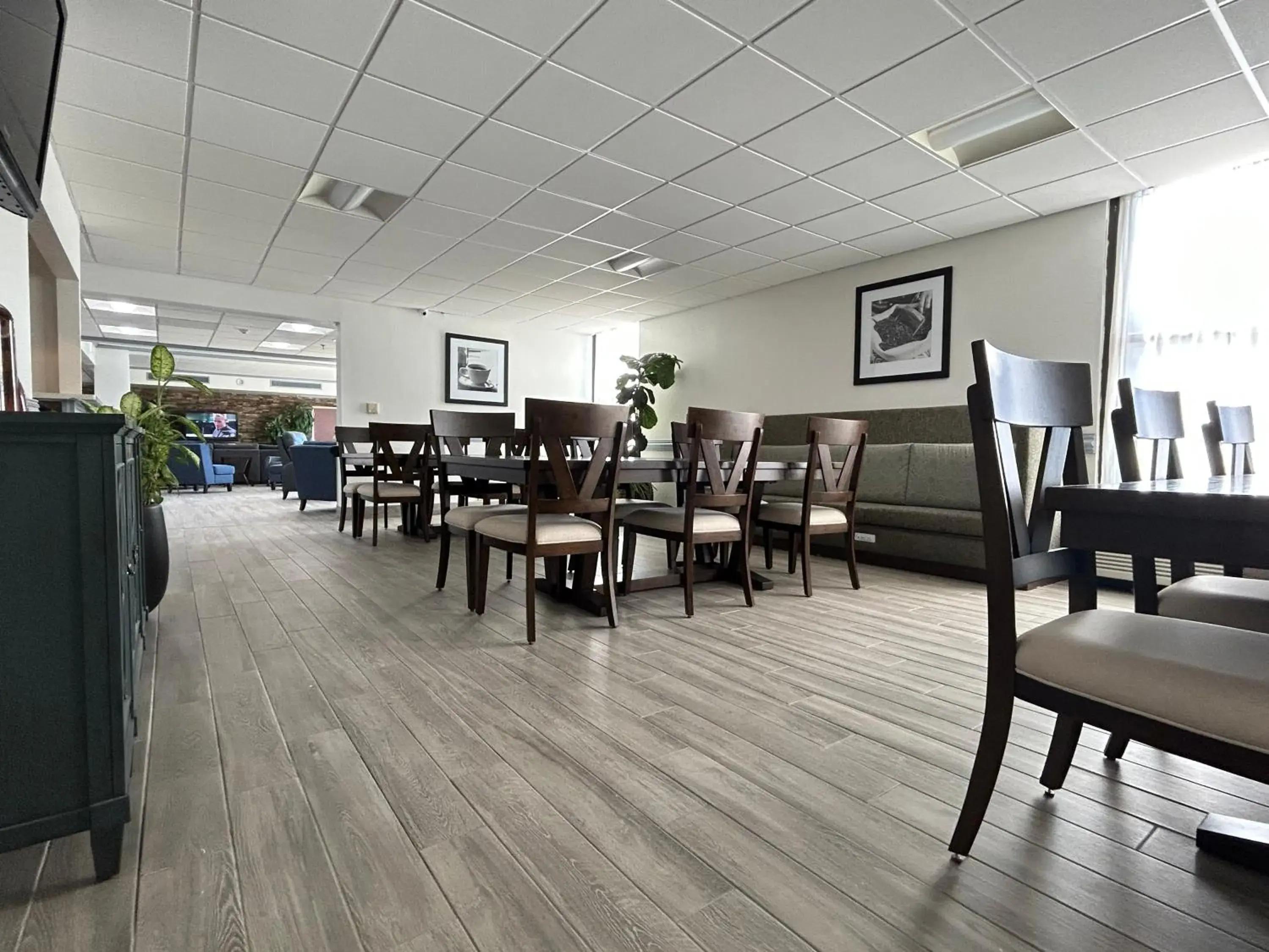 Seating area, Restaurant/Places to Eat in Clarion Inn and Suites Airport