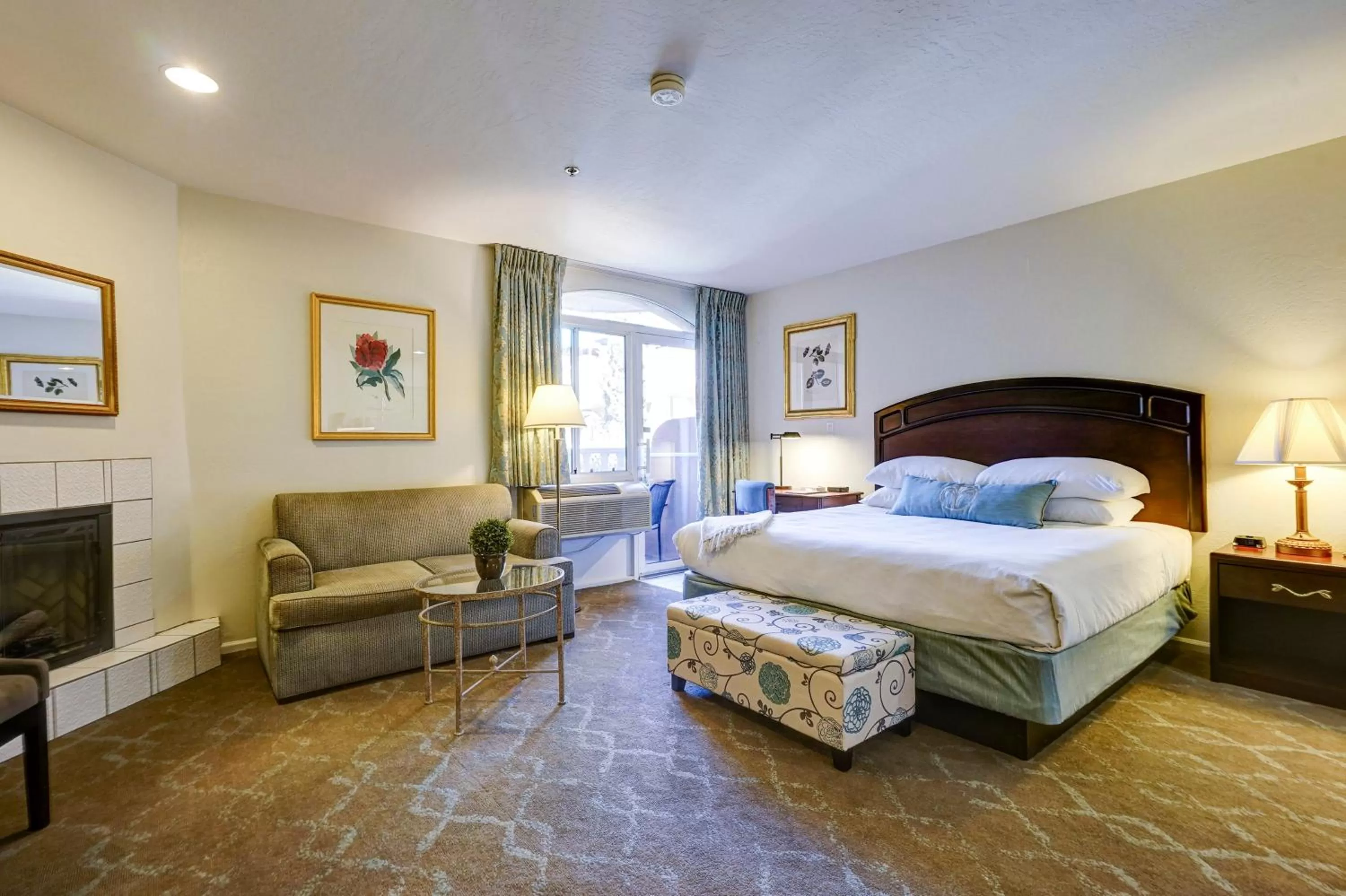 Photo of the whole room, Bed in Forest Villas Hotel