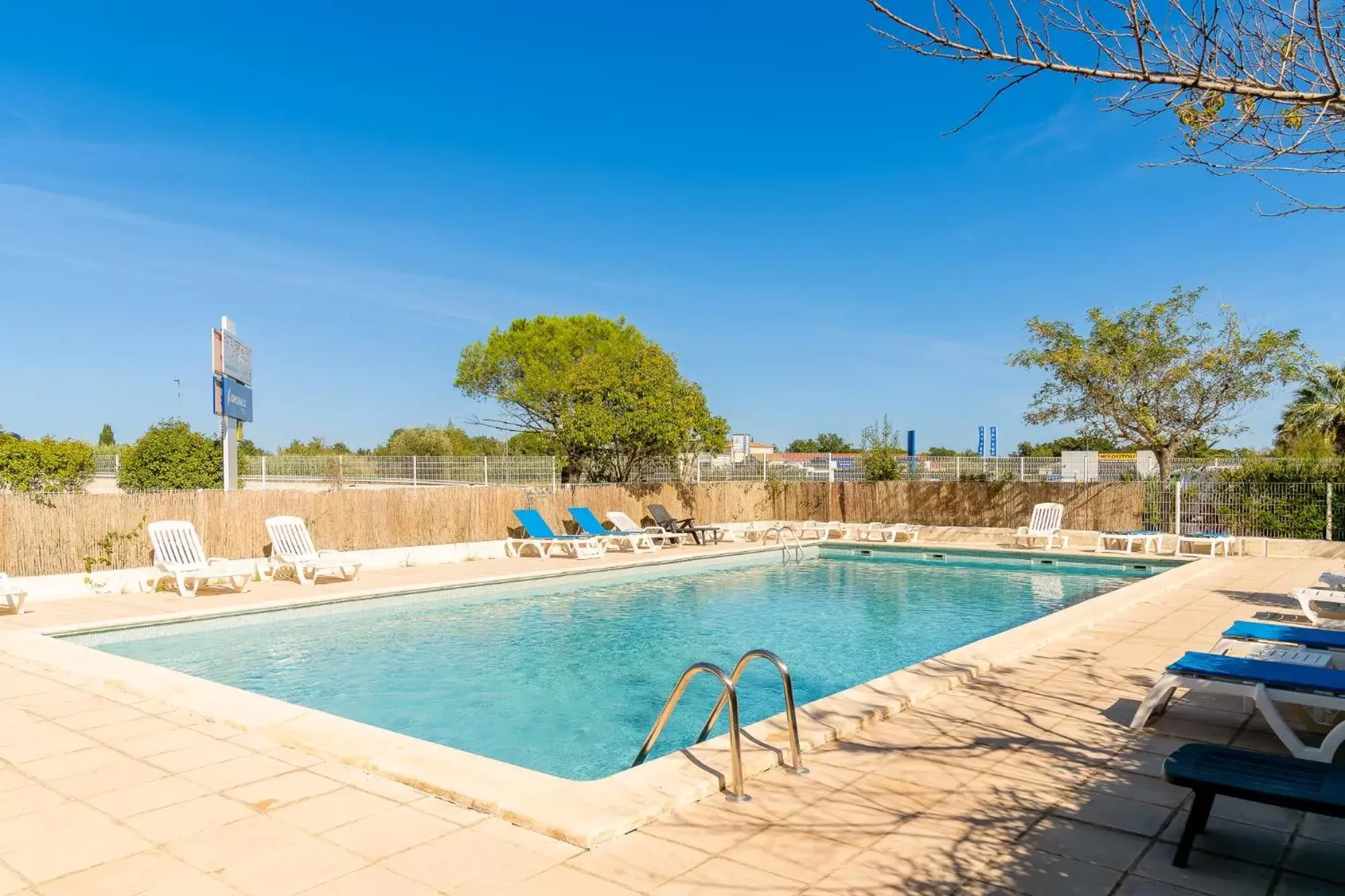 Day, Swimming Pool in The Originals City, Hôtel Le Pavillon, Béziers Est