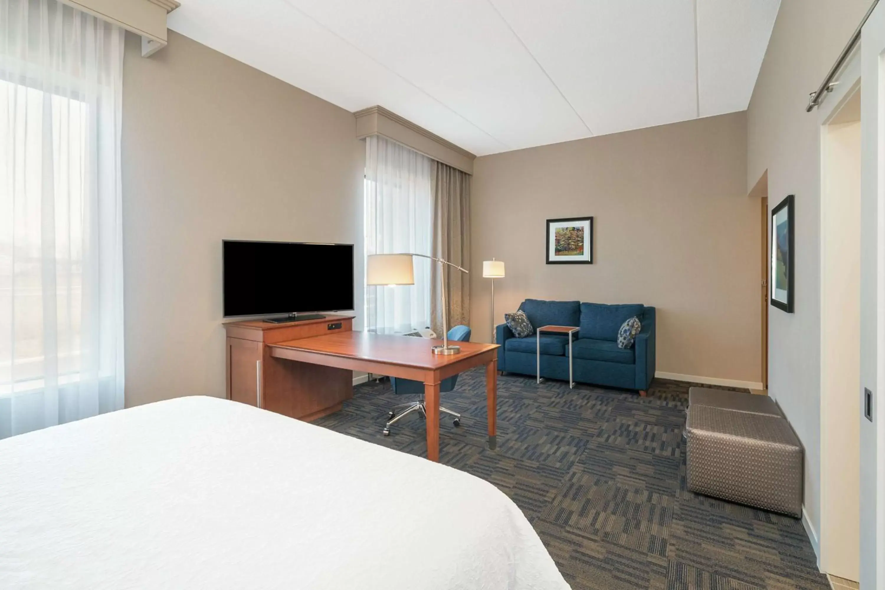 Bedroom, TV/Entertainment Center in Hampton Inn & Suites Newburgh Stewart Airport, NY