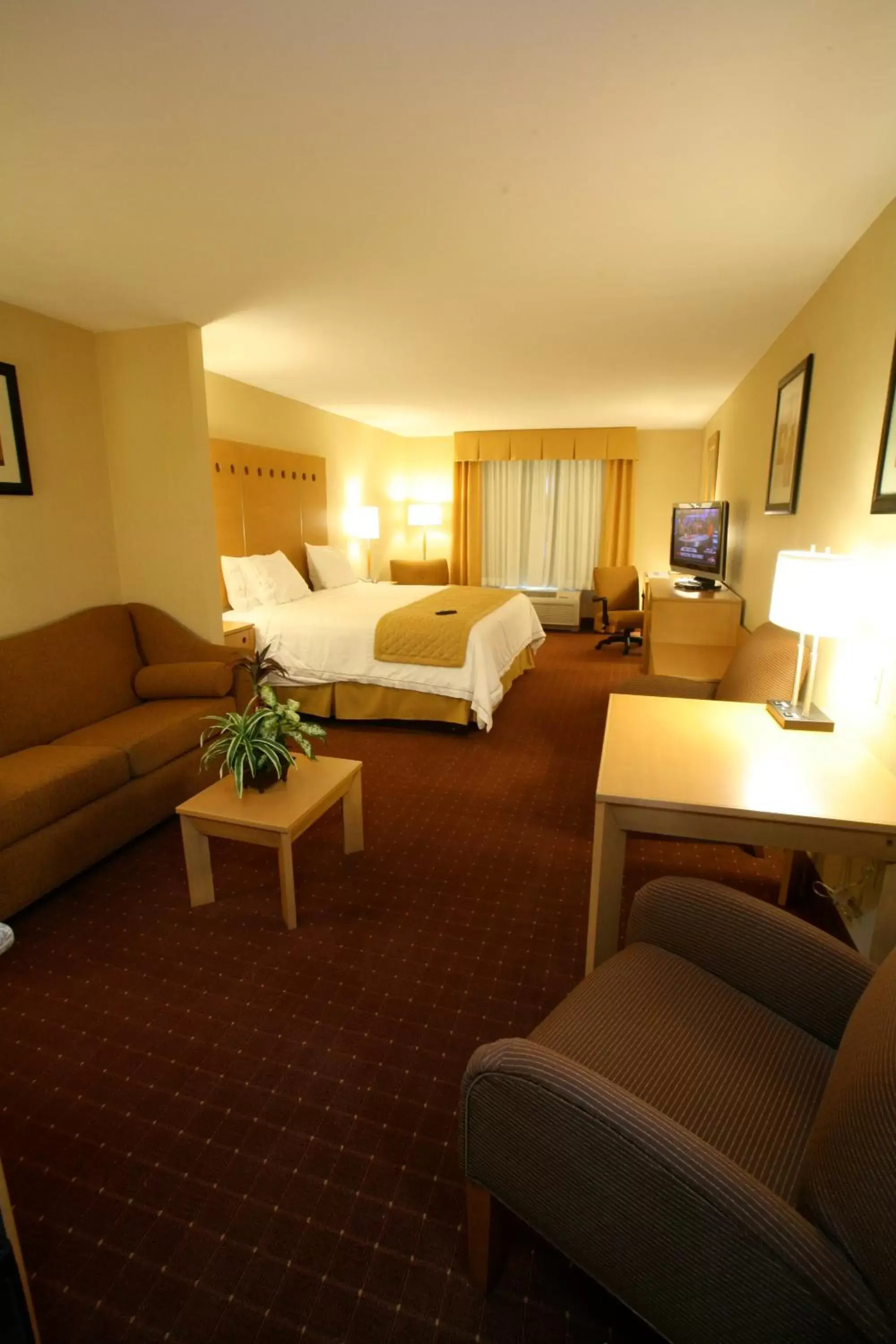 Bed in Holiday Inn Express Saltillo Zona Aeropuerto, an IHG Hotel