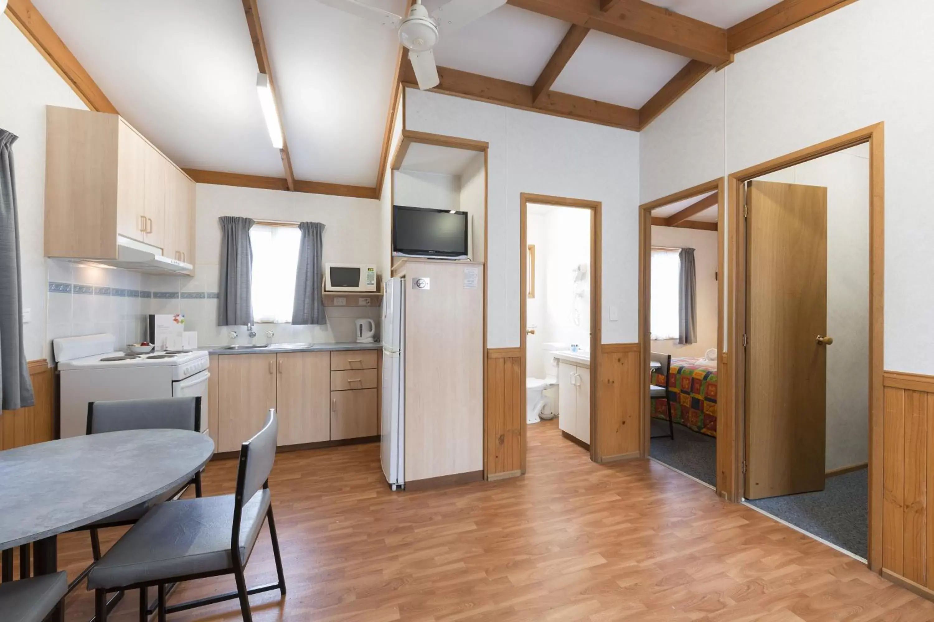 Photo of the whole room, Kitchen/Kitchenette in Alivio Tourist Park Canberra