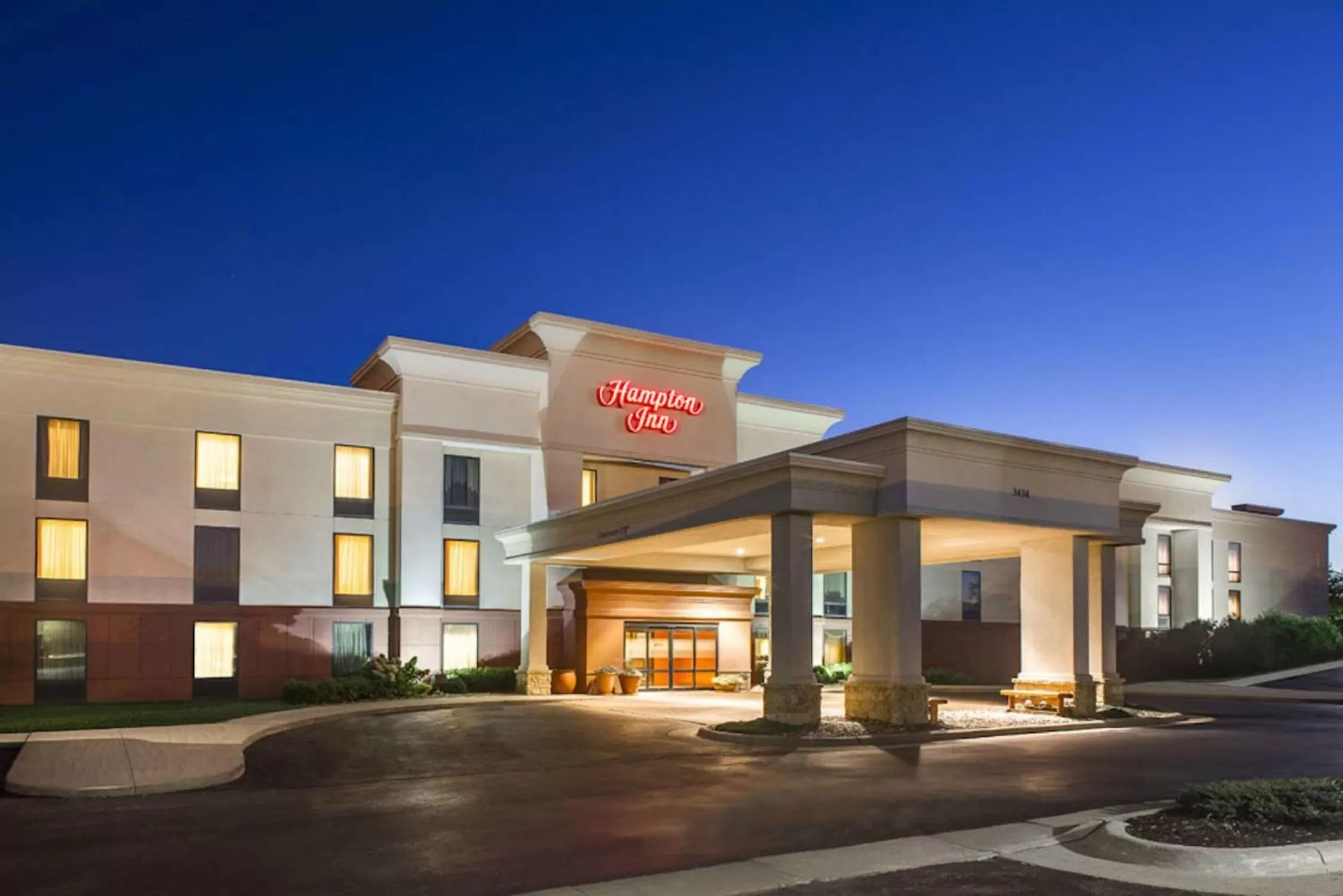 Property building in Hampton Inn Dubuque
